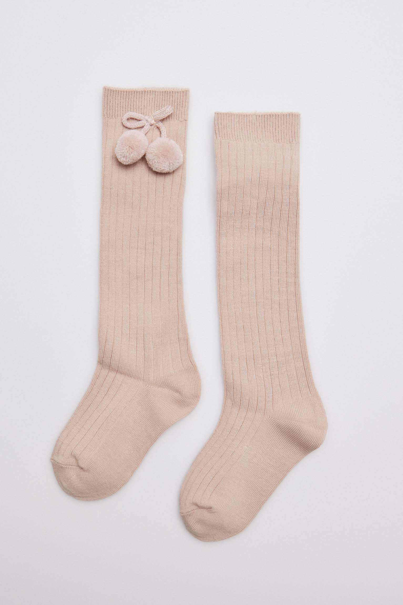 Calcetines largos pompones beige