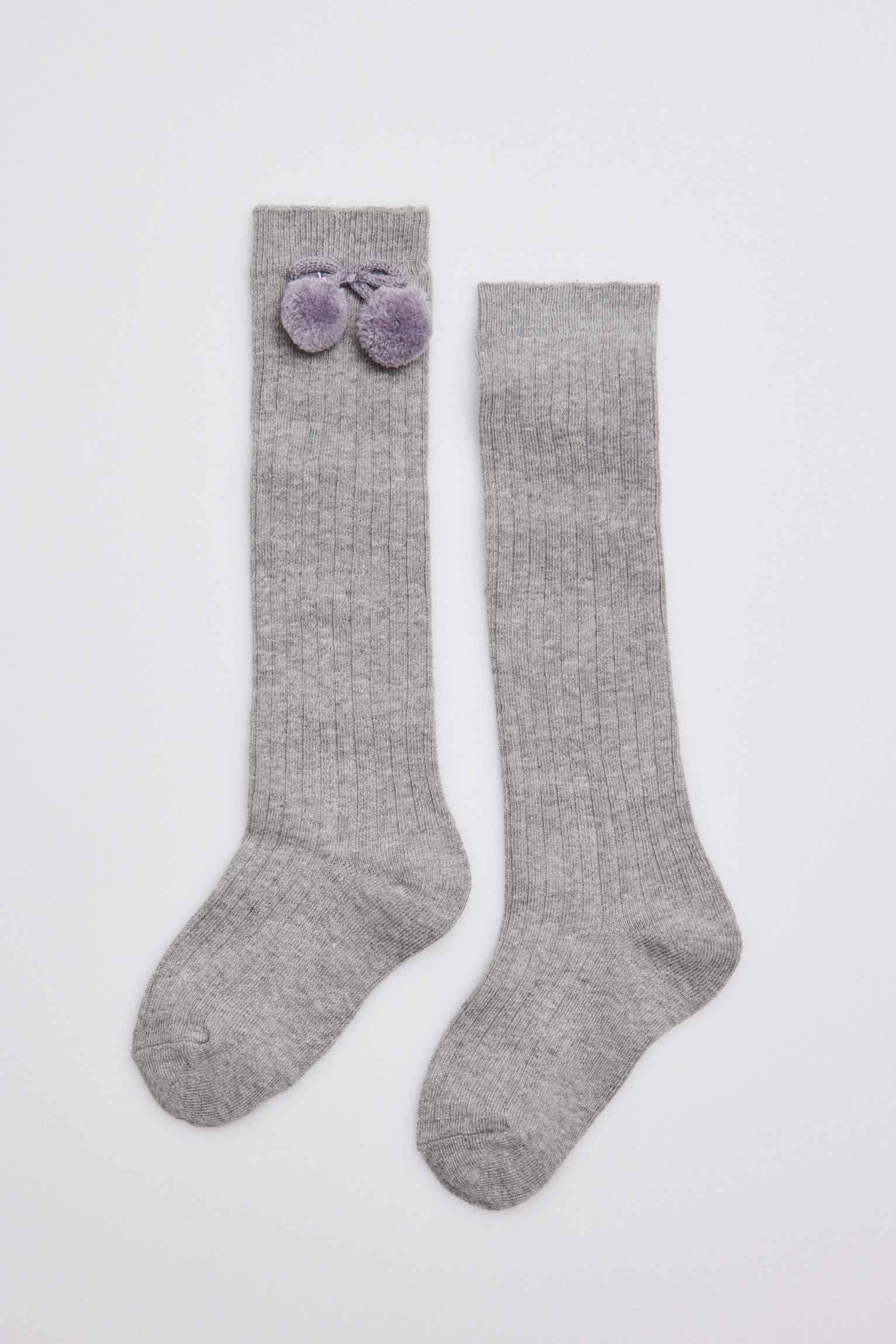 Calcetines largos pompones gris