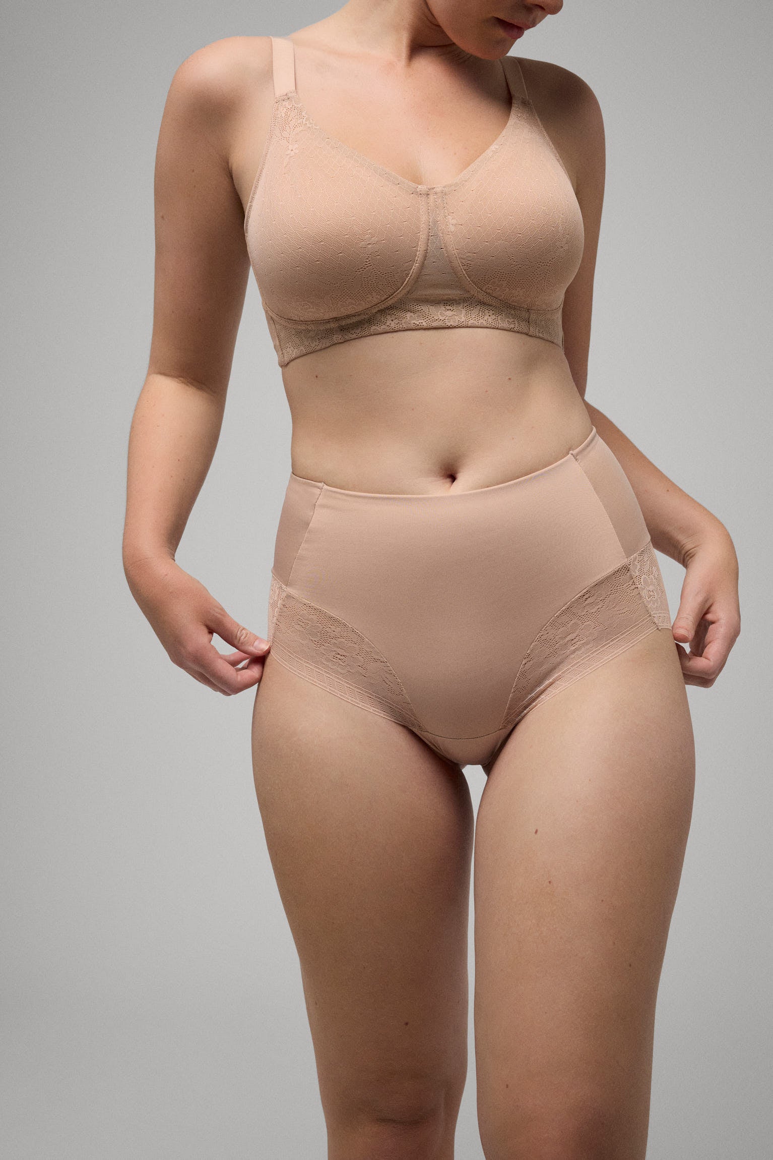 Braga alta de control detalles encaje nude