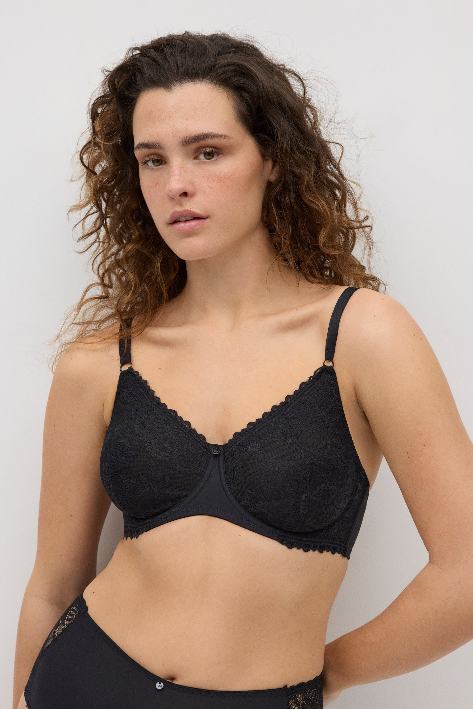 Sujetador reductor encaje floral negro