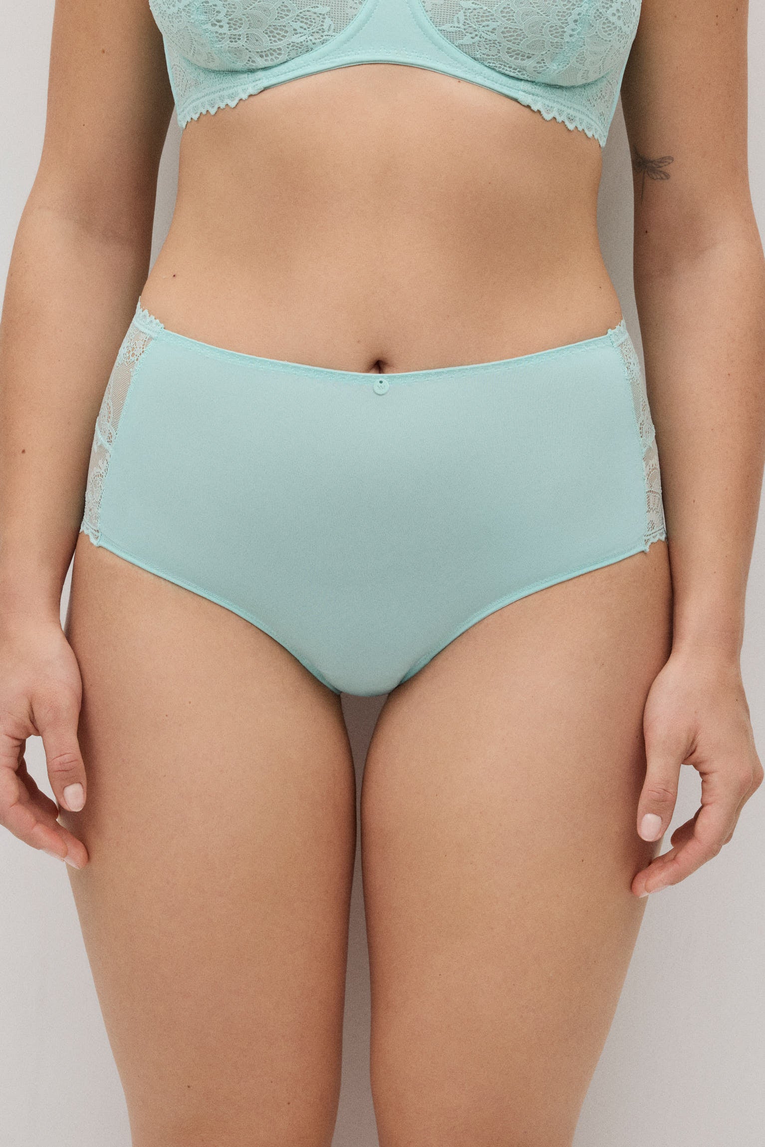 Braga alta con encaje floral celeste