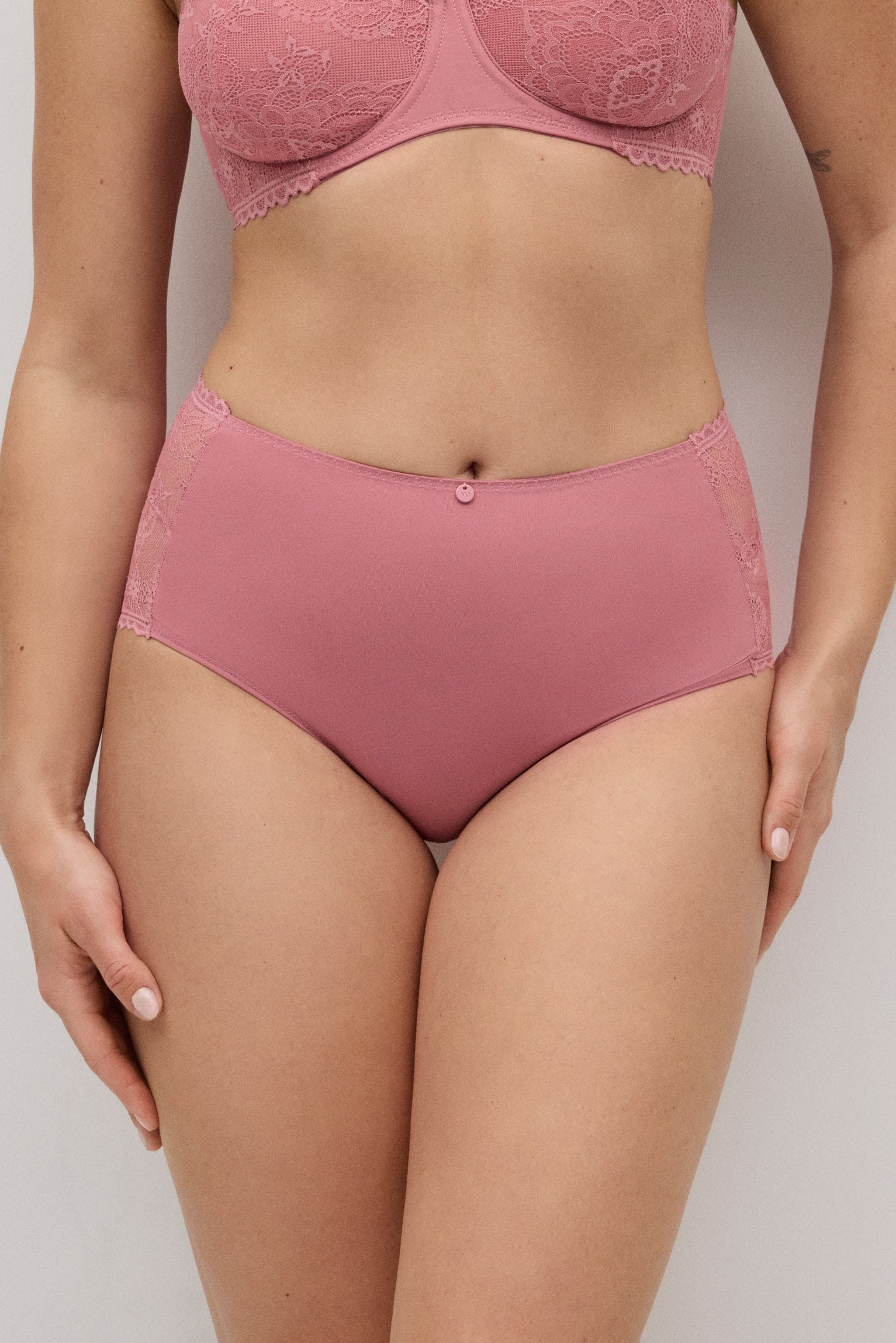 Braga alta con encaje floral rosa