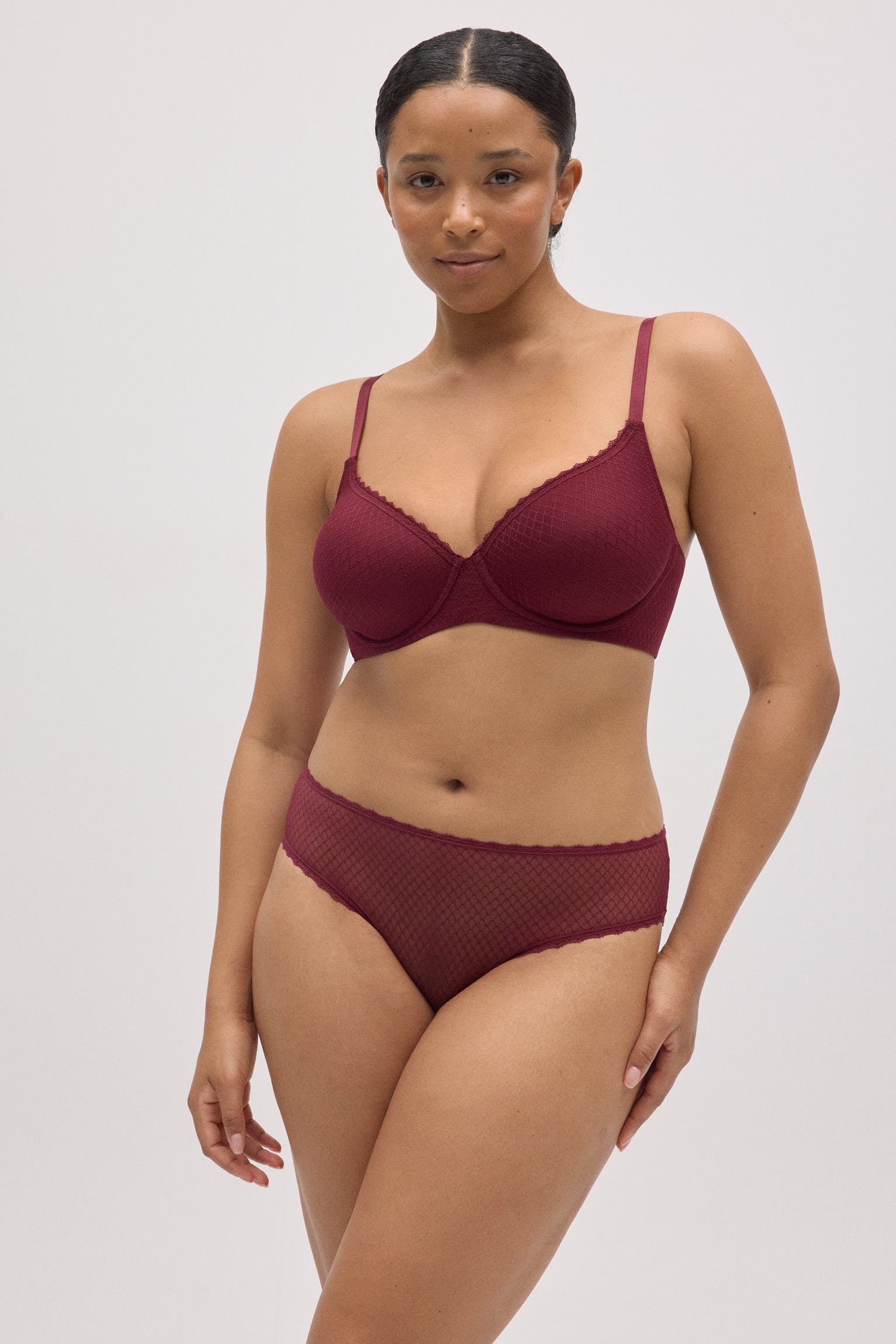 Conjunto sujetador con aro con relleno copa C y braga midi granate