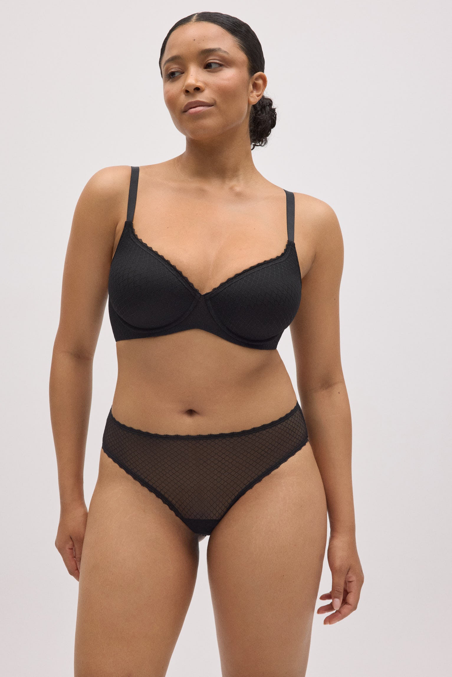 Conjunto sujetador con aro con relleno copa C y braga midi negro