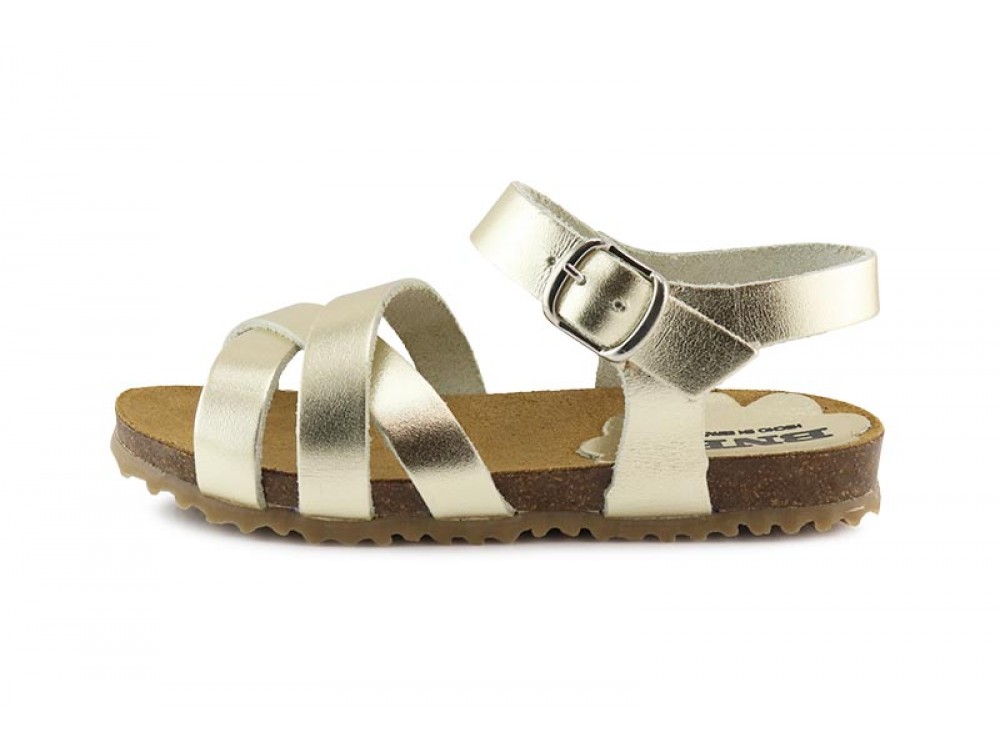 Sandalia piel dorada con tres tiras cruzadas y hebilla Pepa & Cris