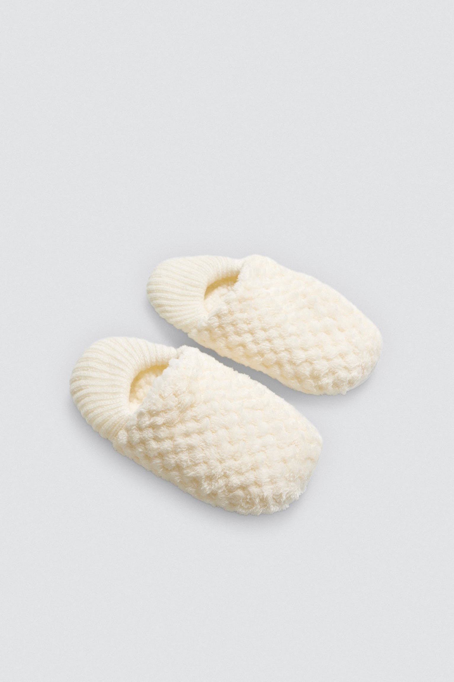 Patuco antideslizante marfil