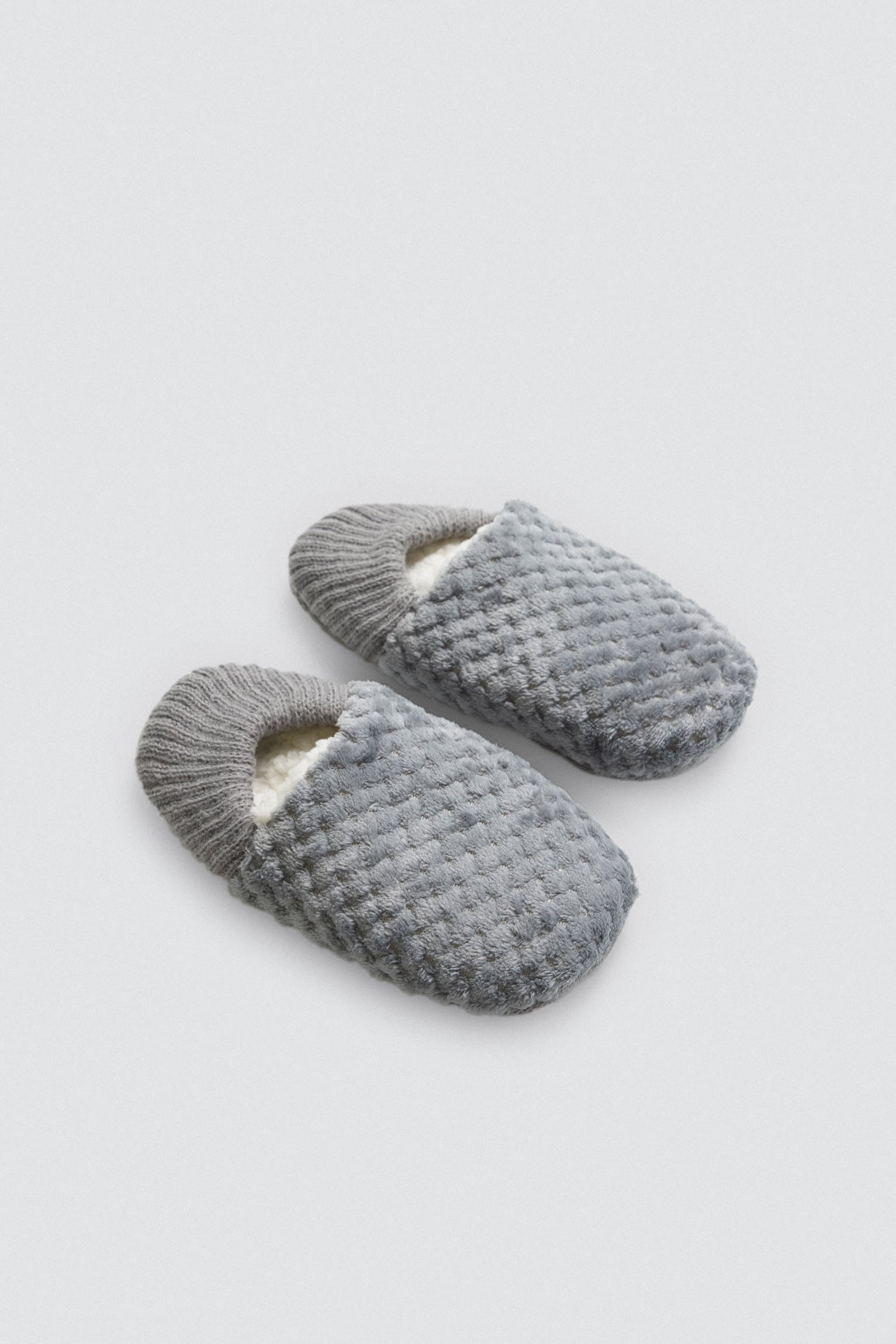 Patuco antideslizante gris