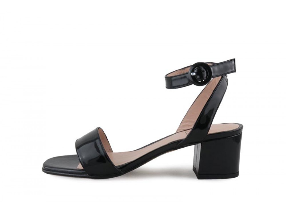 Sandalia charol negro tacon bajo con hebilla Joni