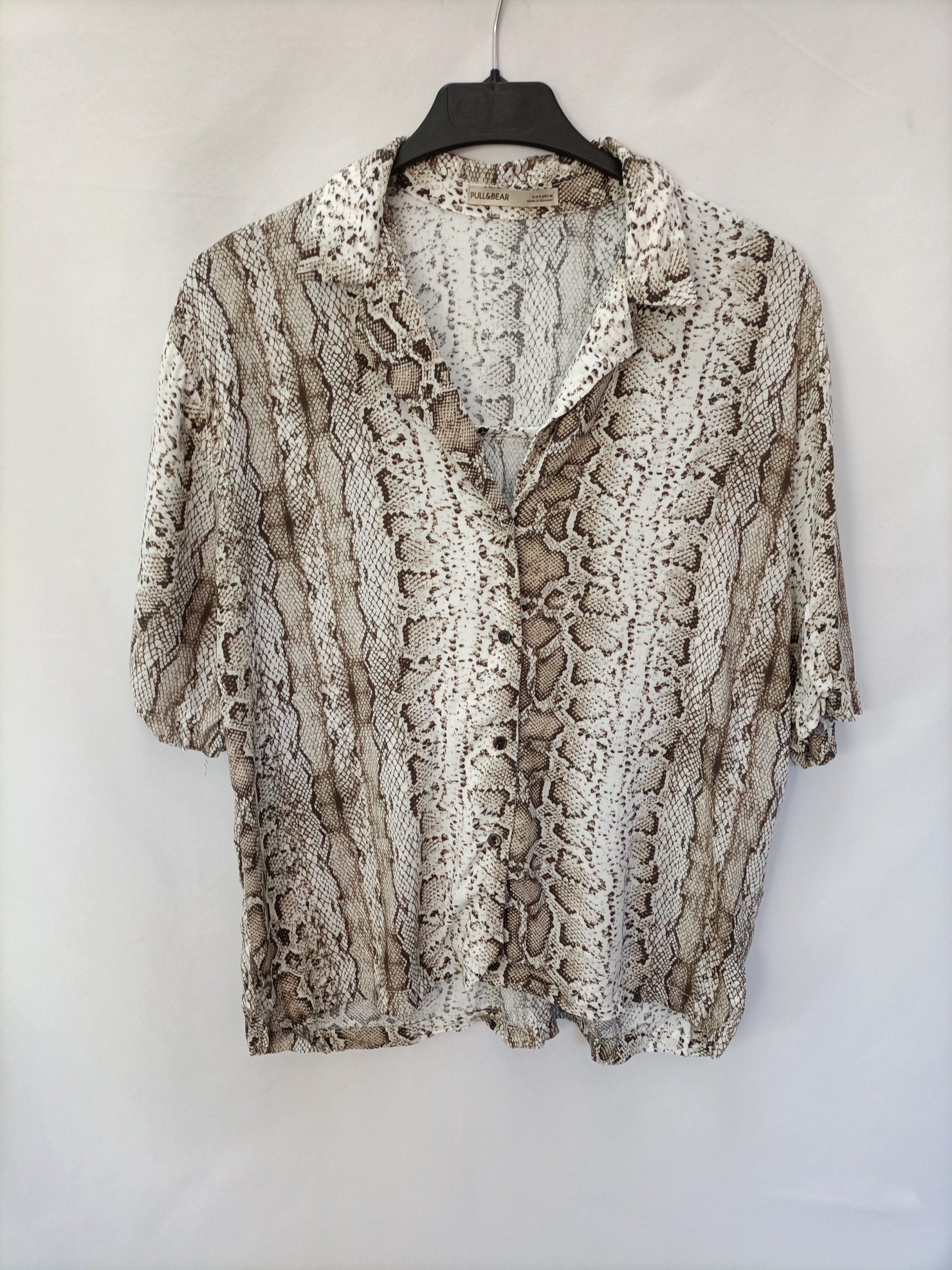 PULL&BEAR. Blusa fluida animal print T.s