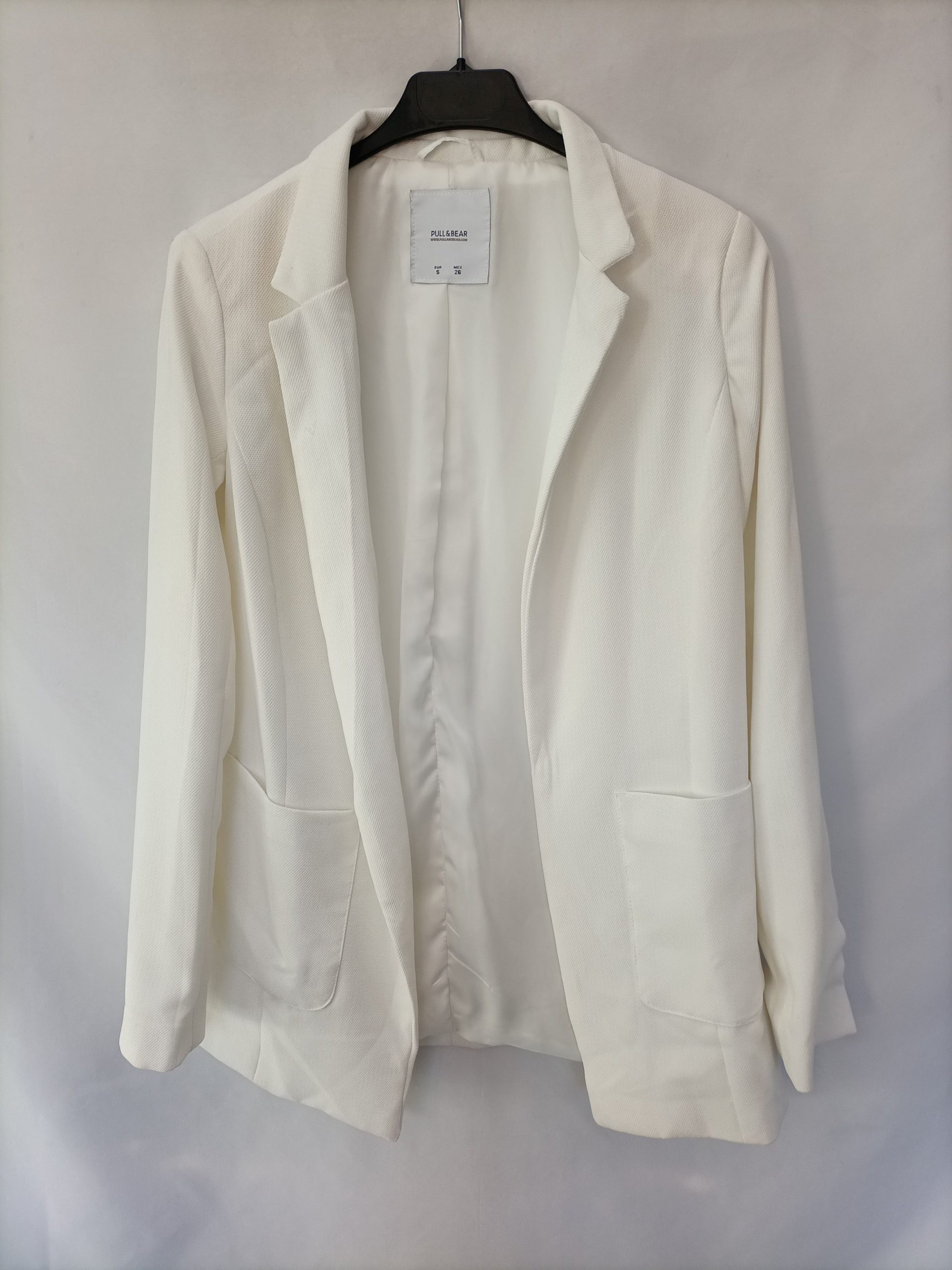 PULL& BEAR. Blazer blanca tejido T.s