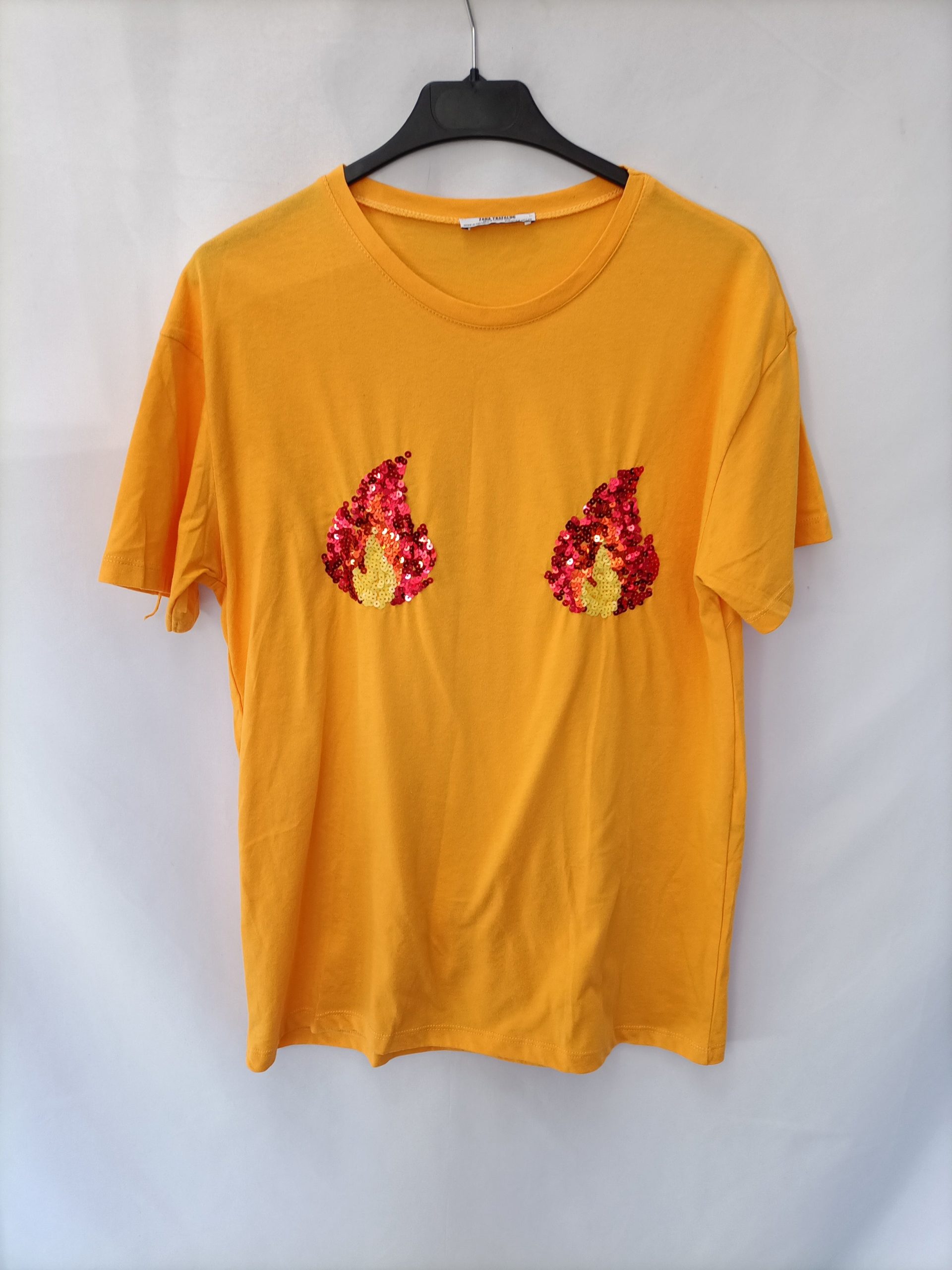 ZARA. Camiseta mostaza llamas T.s