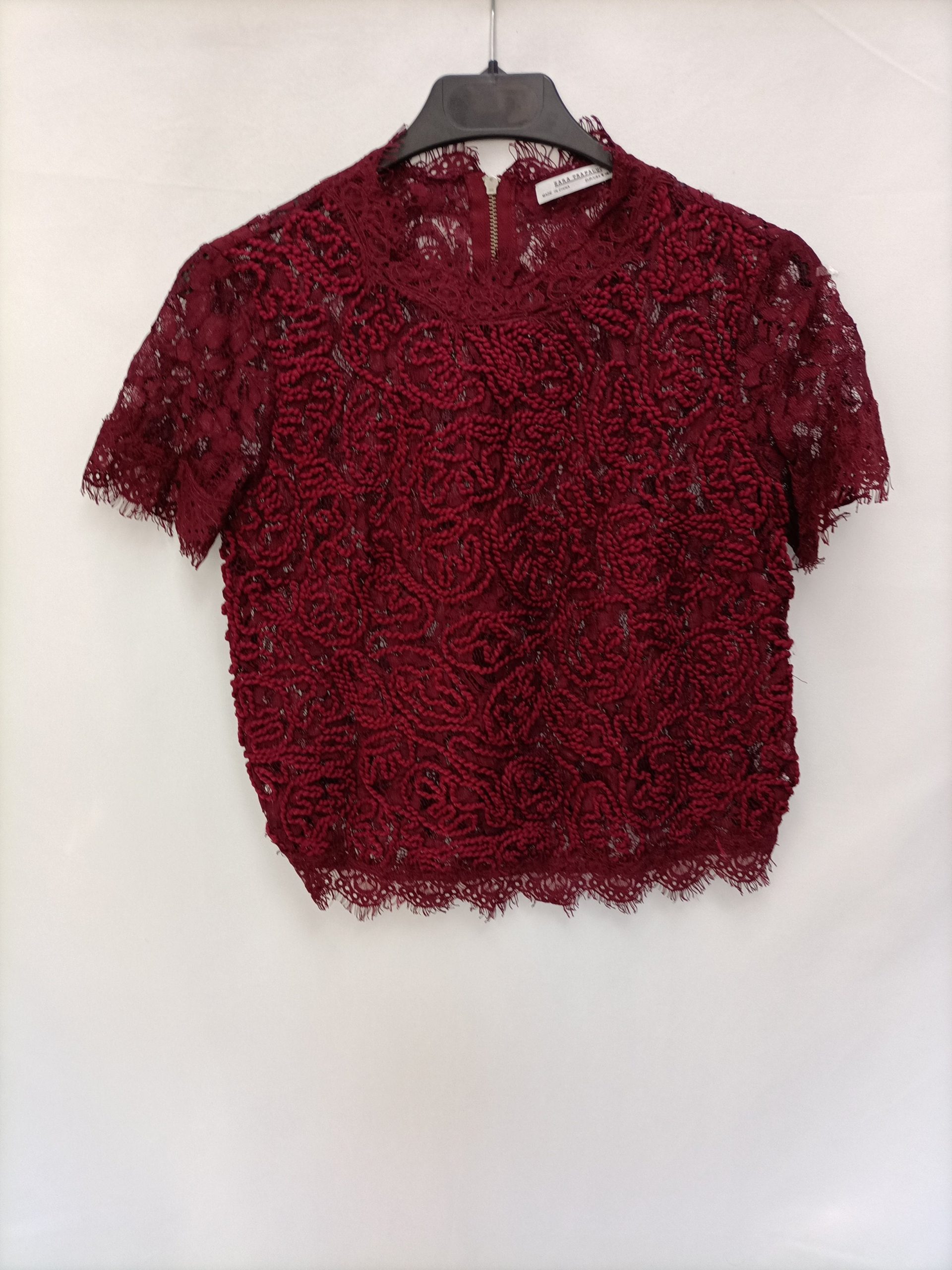 ZARA. Top encaje burdeos T.s