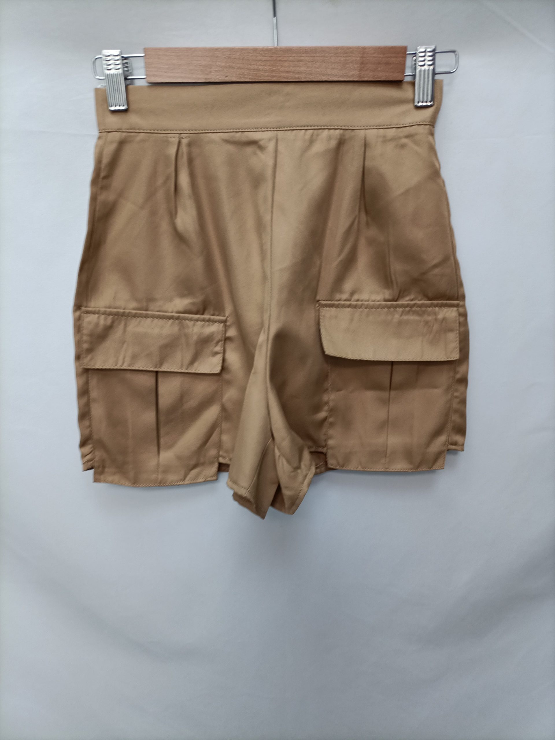 PRETTYLITTLETHING. Shorts camel fluido T.32