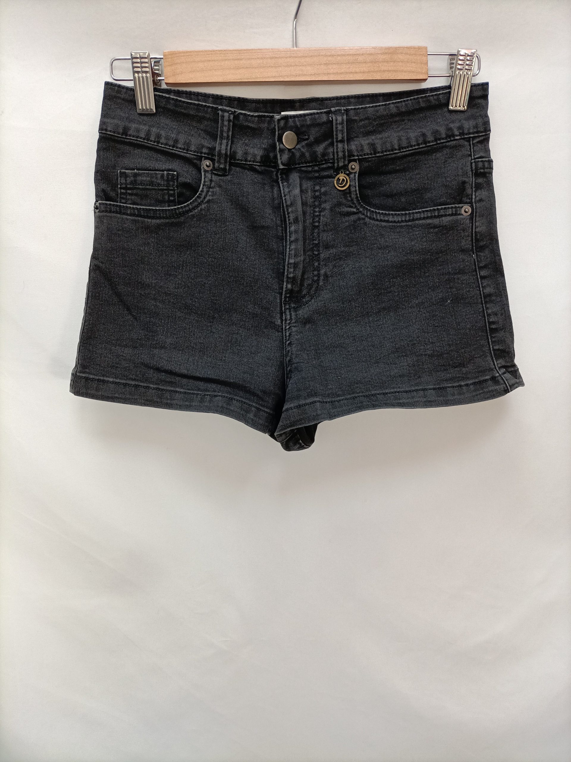 DOUTZEN'S STORIES. Shorts negro ajustado T.s