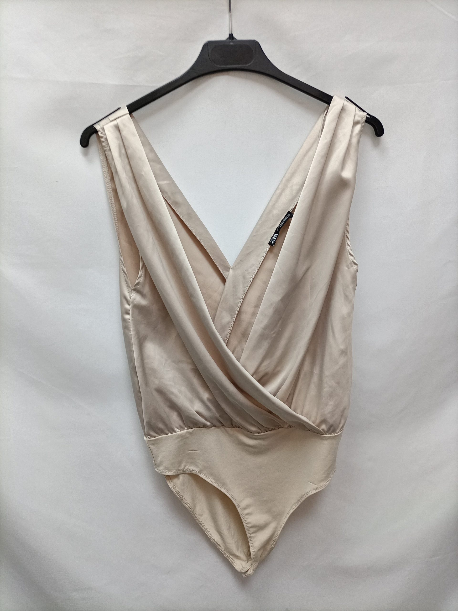 ZARA. Body beige satinado T.s