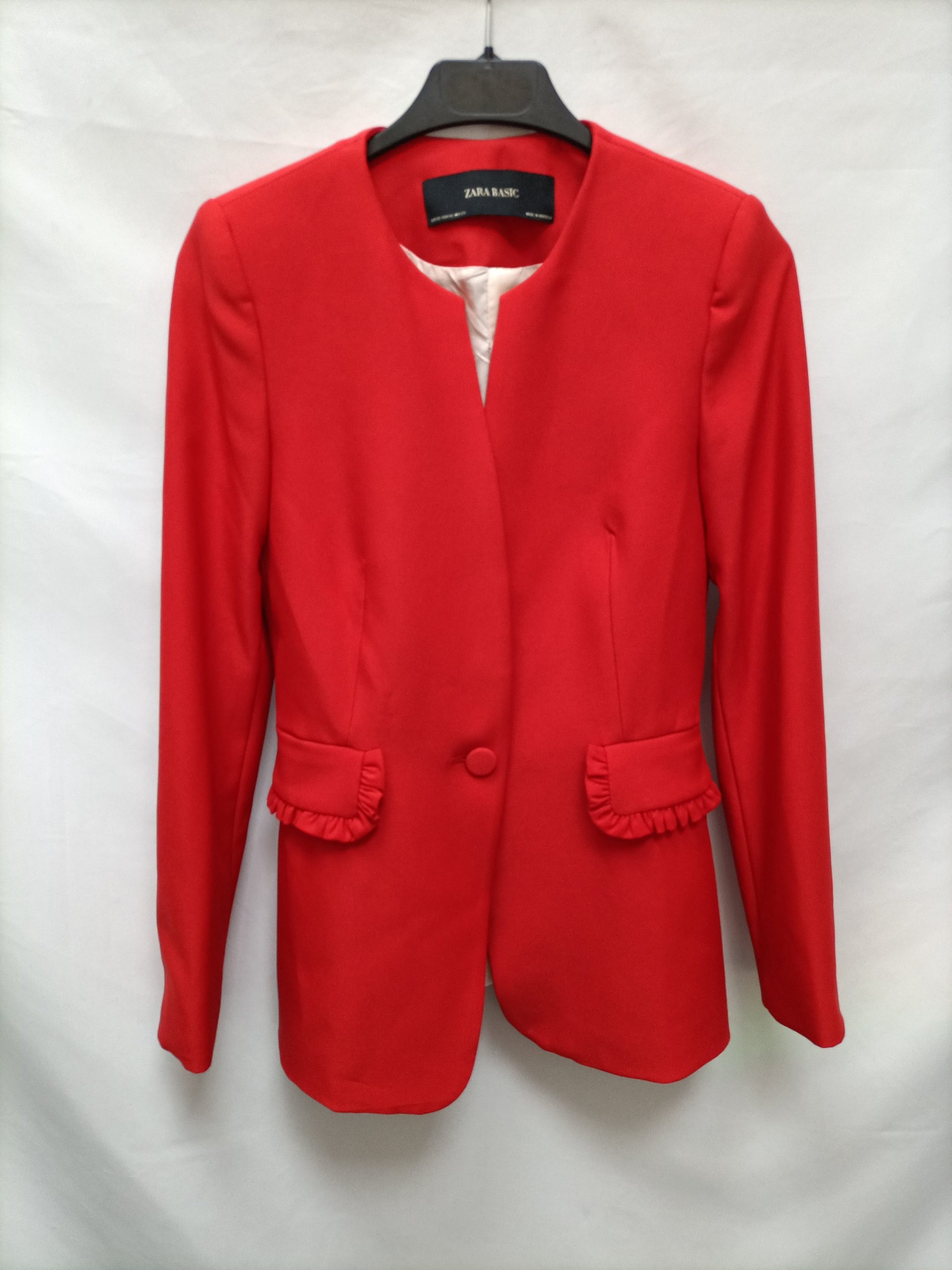 ZARA. Blazer roja volante T.xs