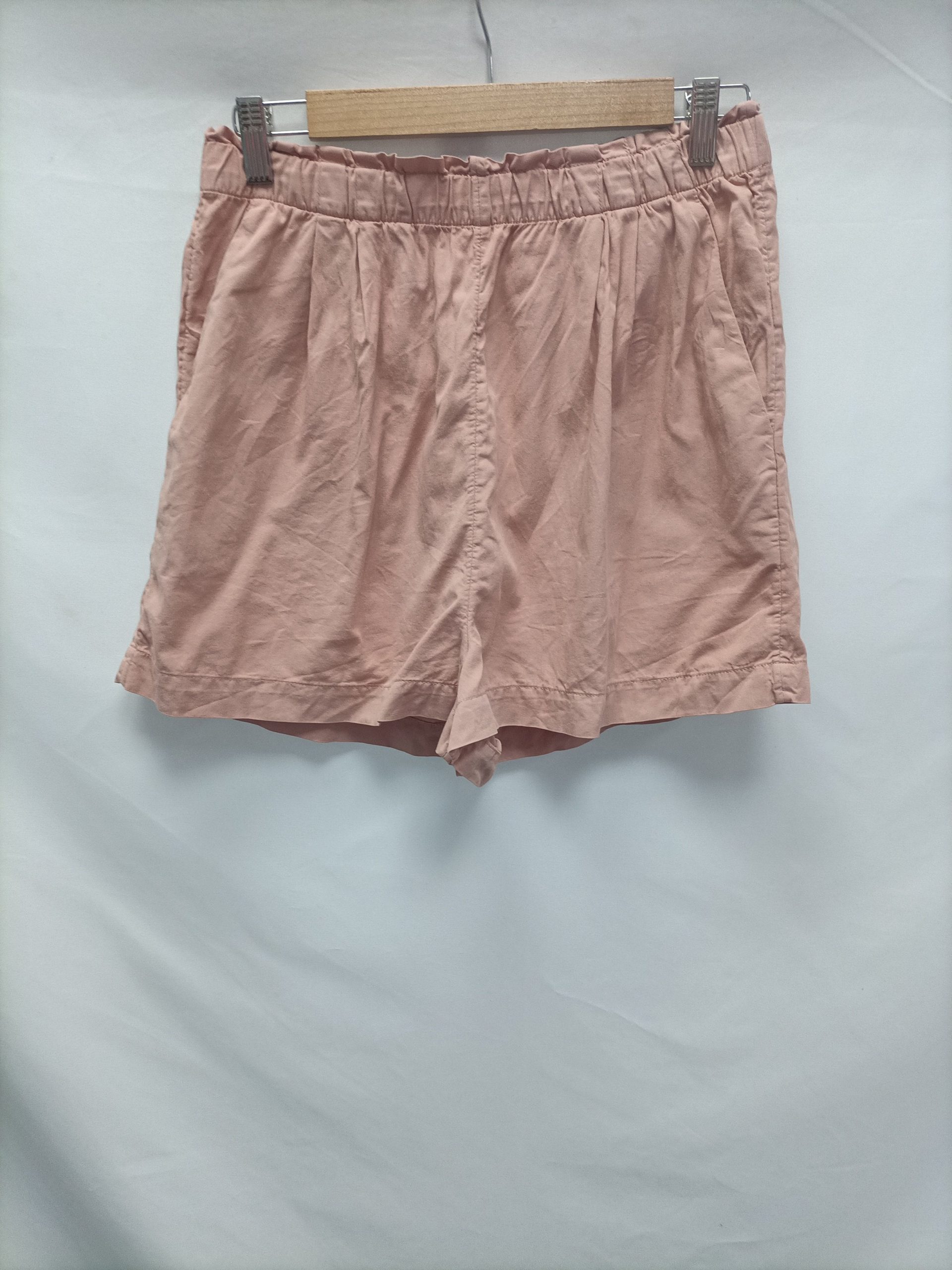 OYSHO. Shorts rosa palo fluido  T.36