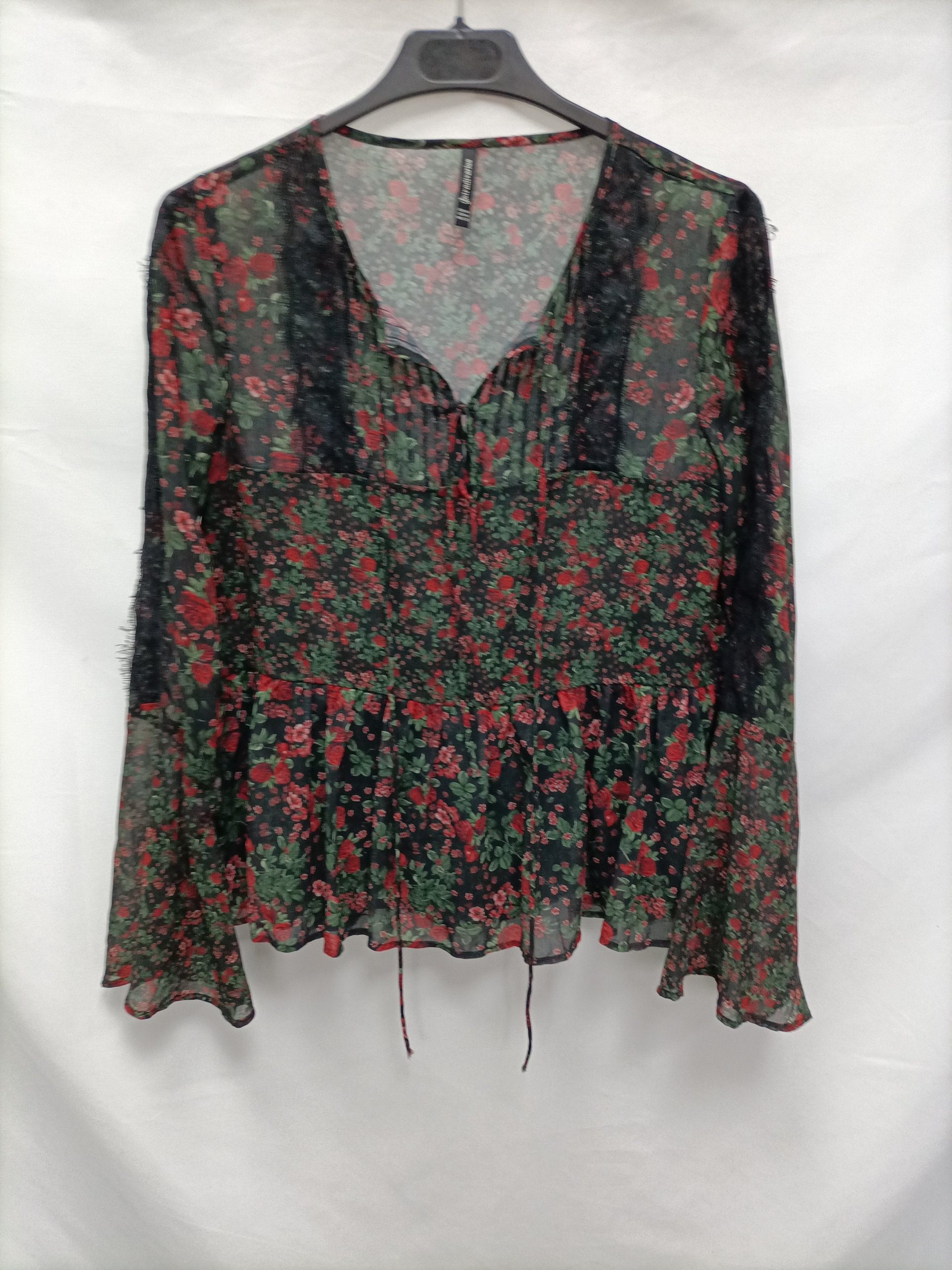 STRADIVARIUS. Blusa negra flores T.m