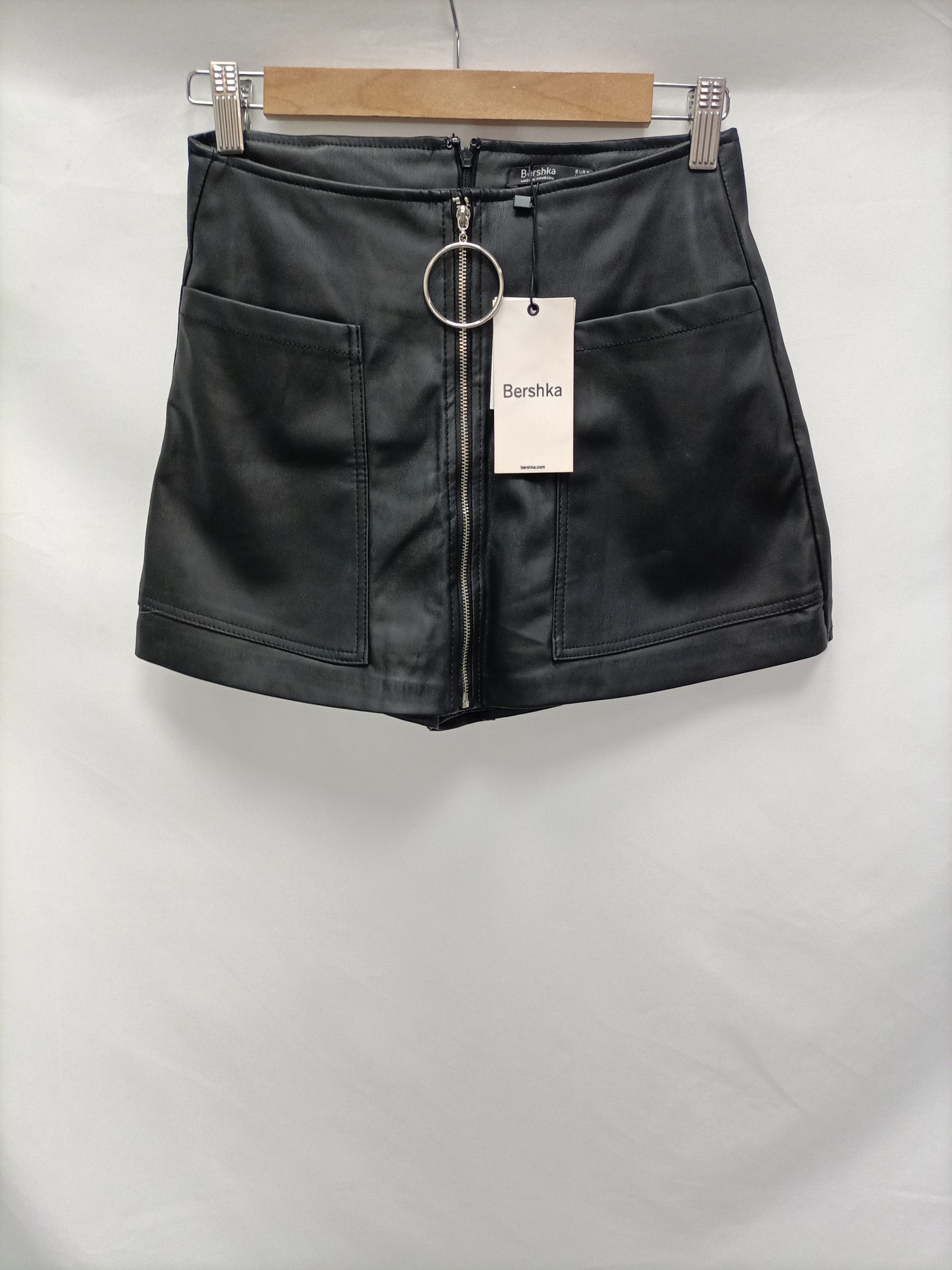 BERSHKA. Falda/ pantalón negra T.s