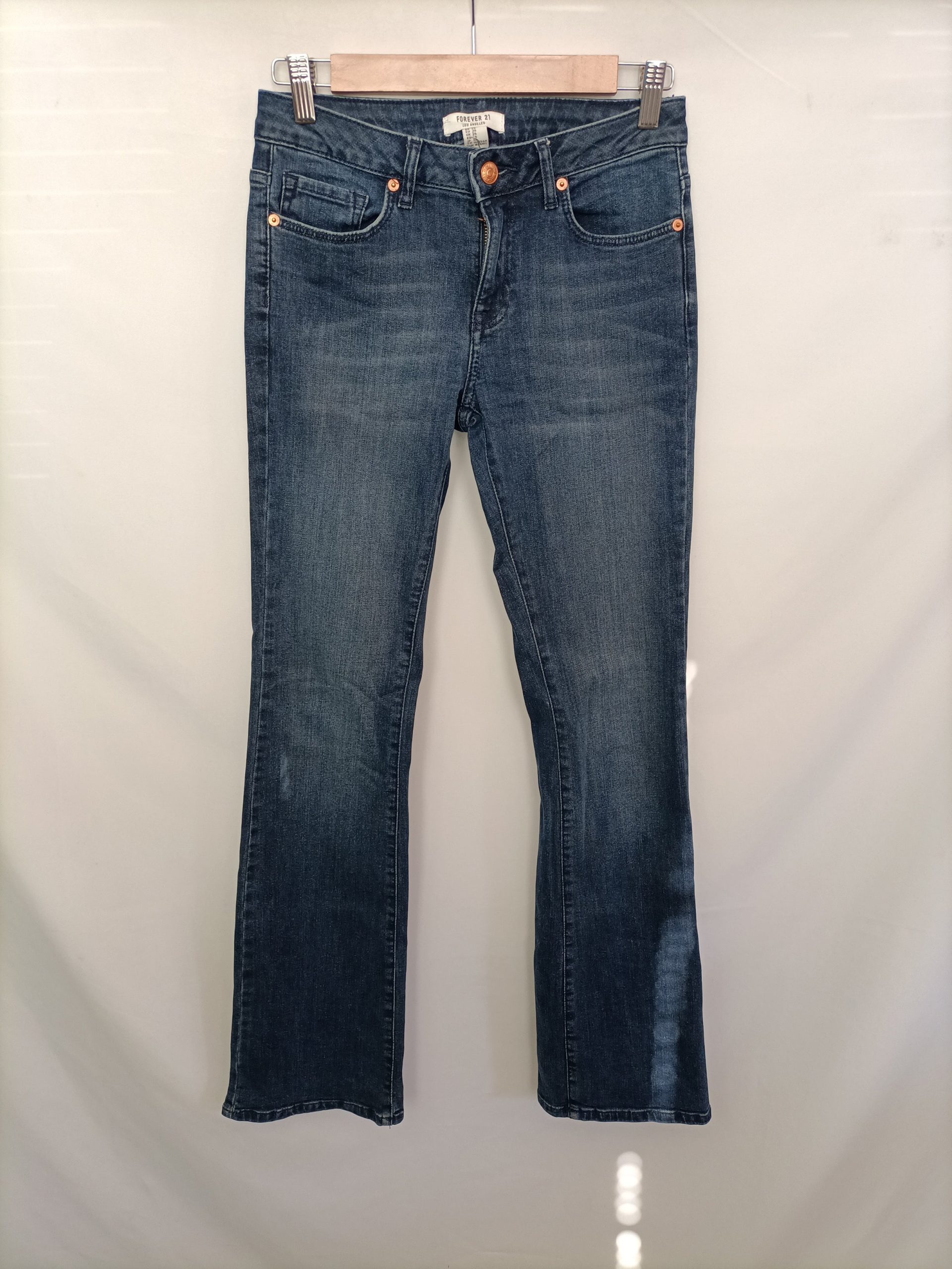 FOREVER21. Pantalón oscuro campana T.36