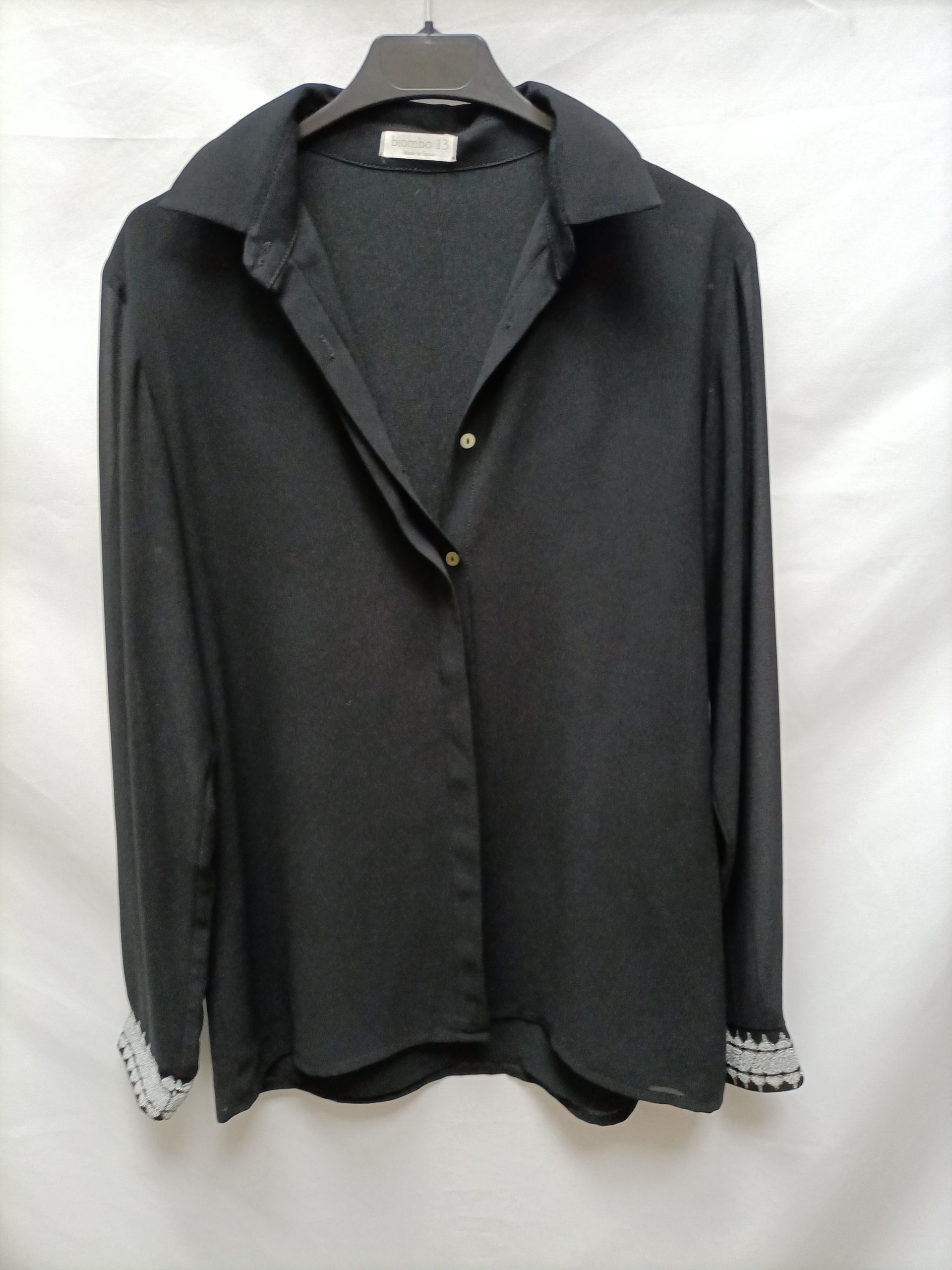 BIMANI. Blusa negra puños T.m