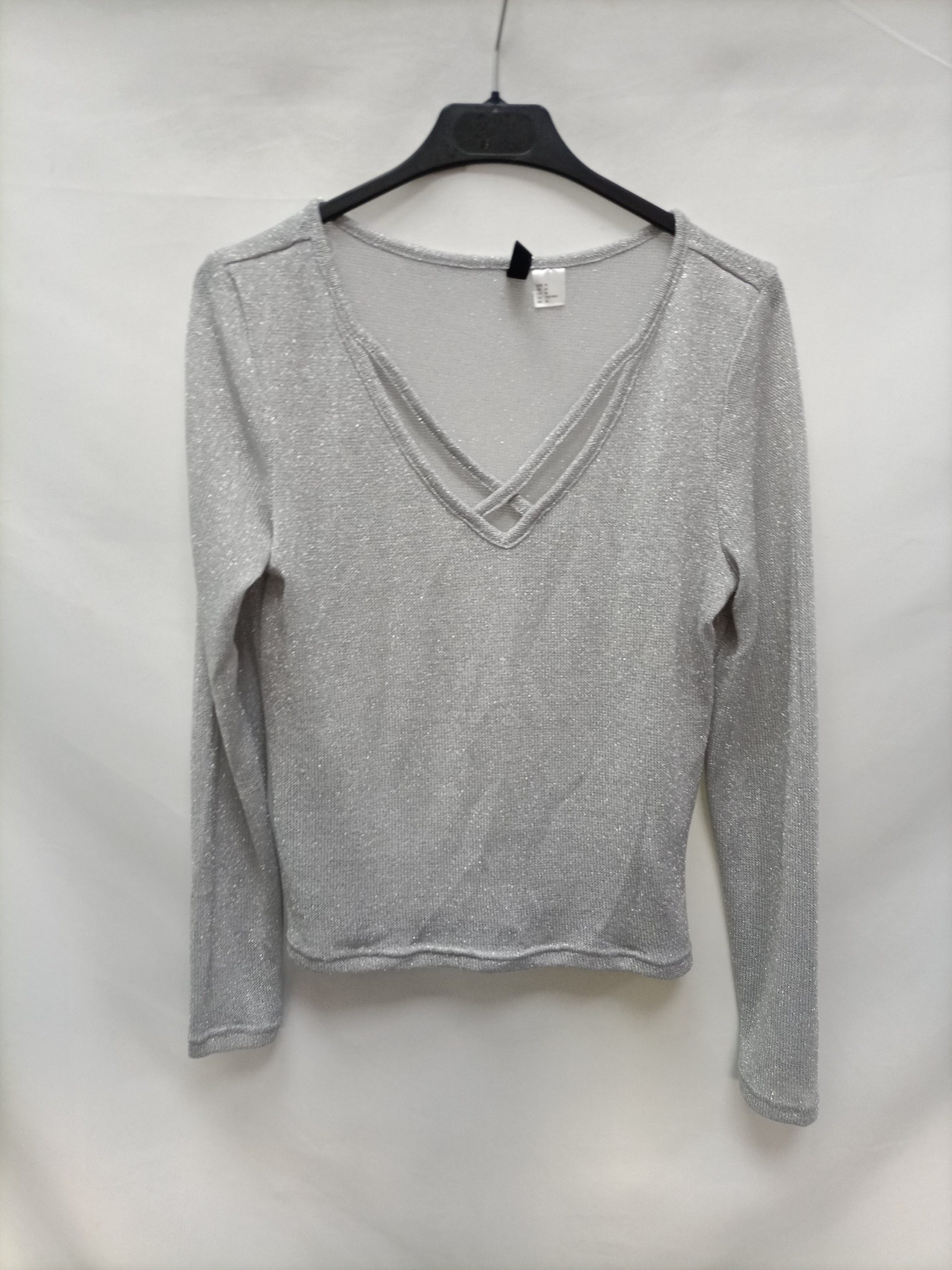H&M. Top gris con hilos T.m