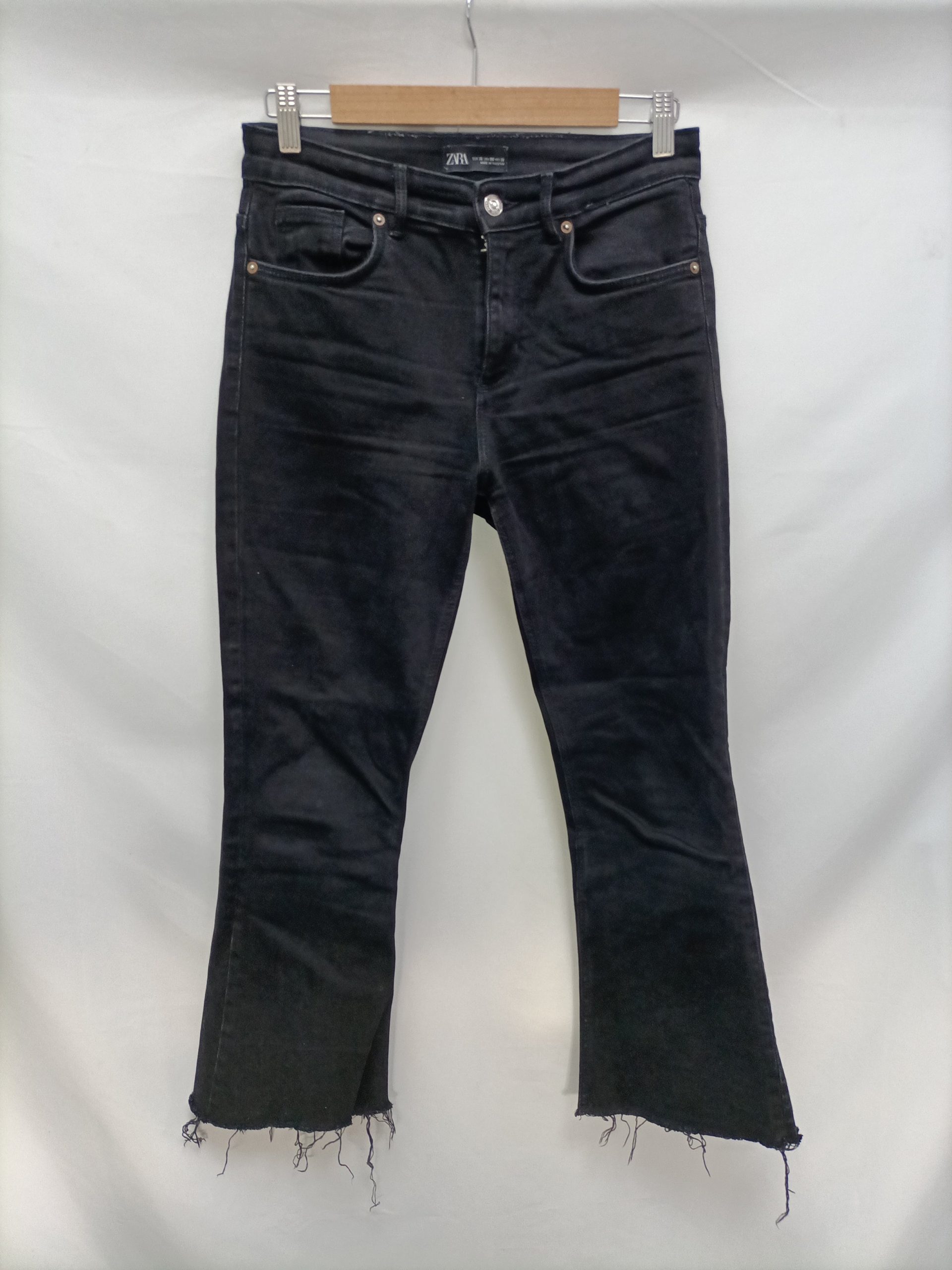 ZARA. Pantalón negro denim T.36