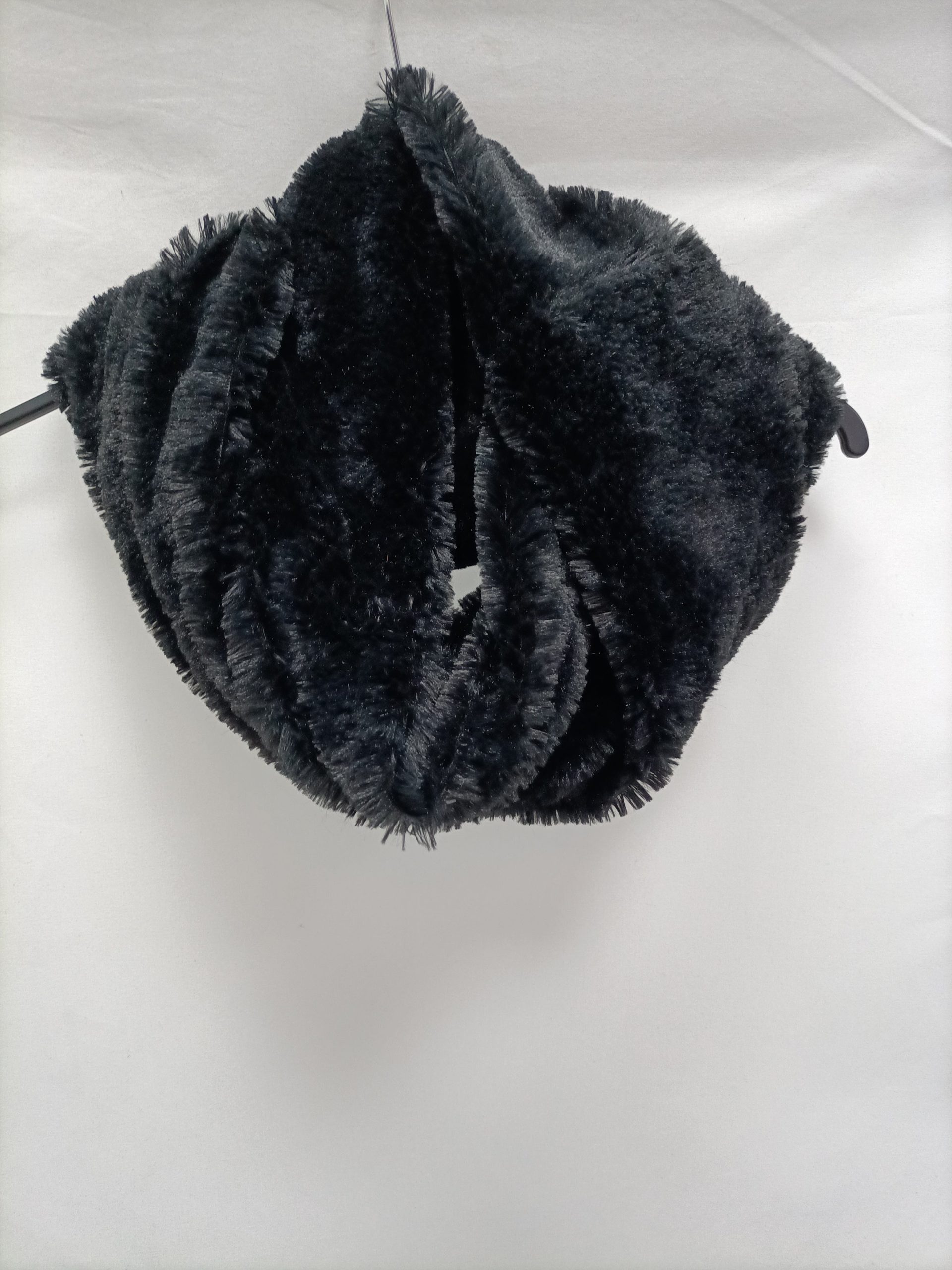 OTRAS. Cuello negro pelito