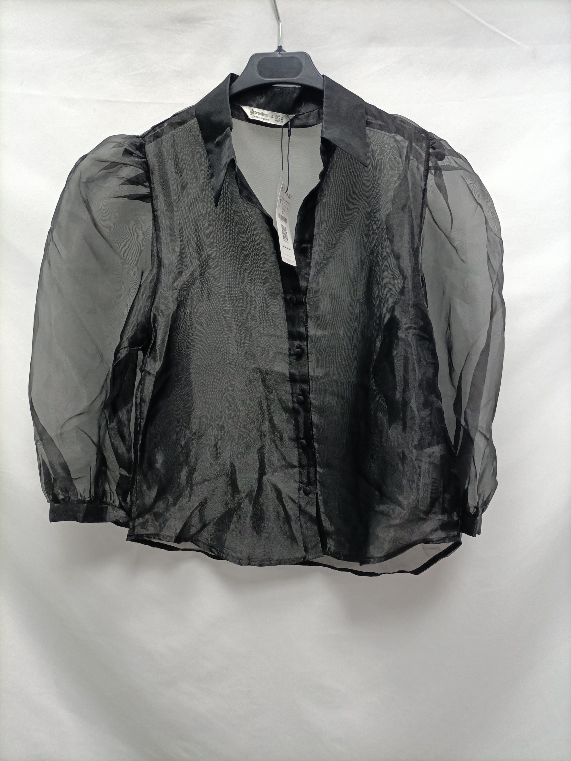 STRADIVARIUS. Blusa negra semitransparente T.m