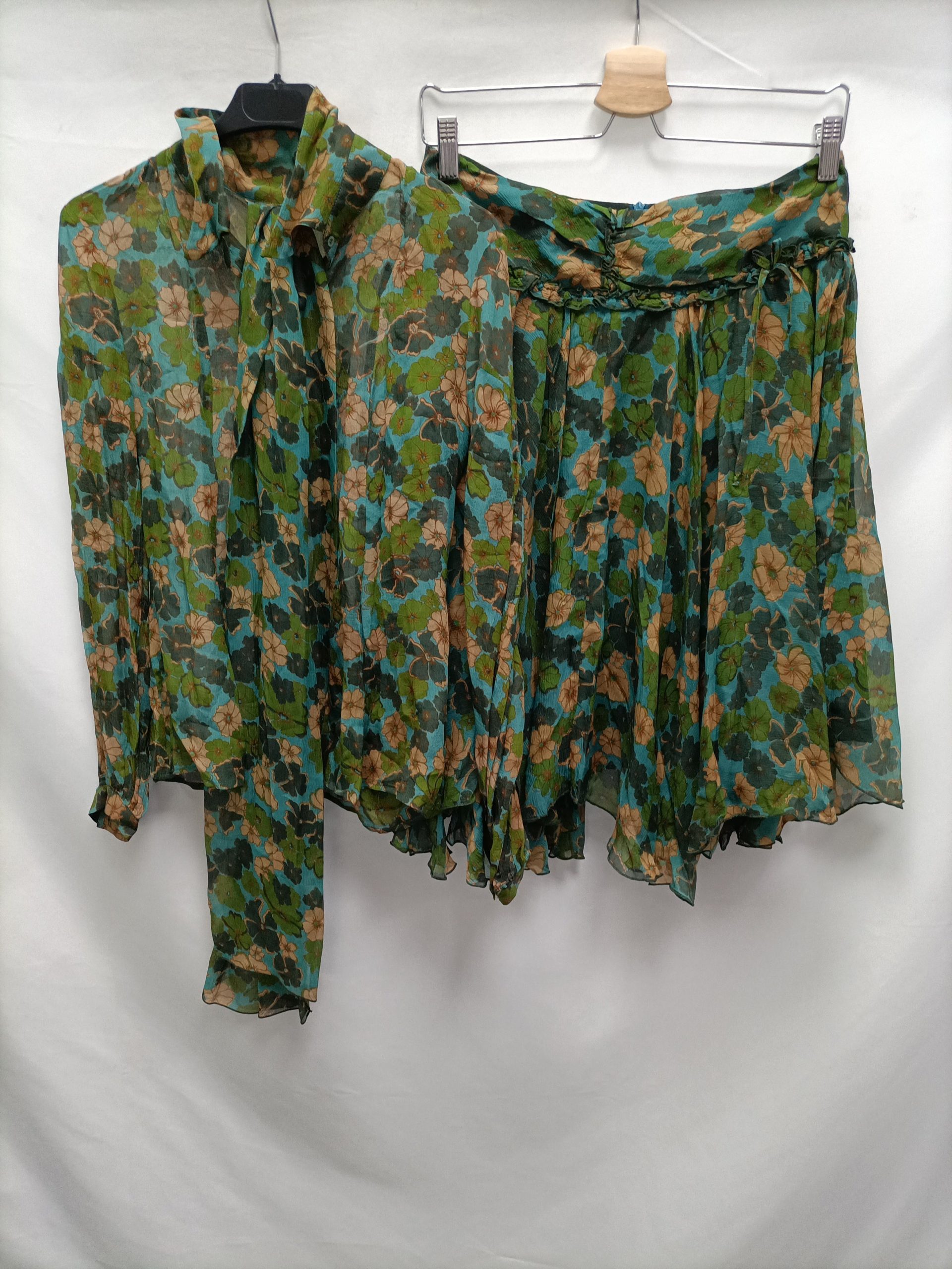 TARA JARMON. Total Look falda fluida azul estampado flores T.38 Blusa semitransparente estampado flores T.38