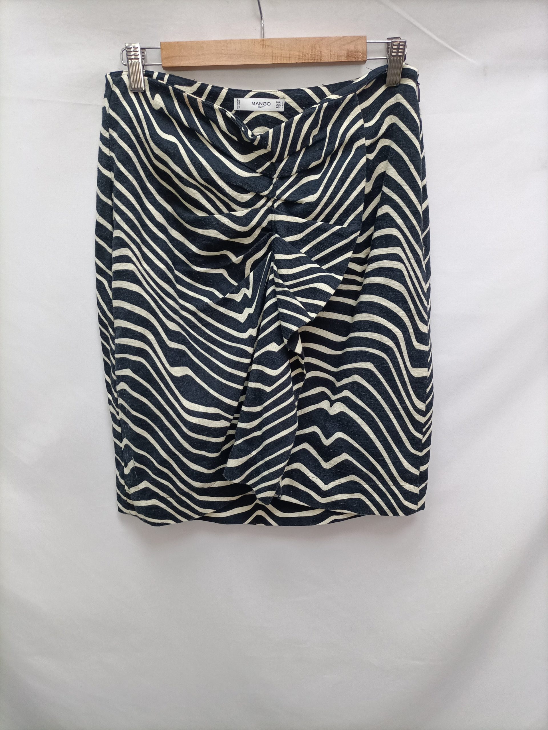 MANGO. Falda corta fruncida animal print T. l