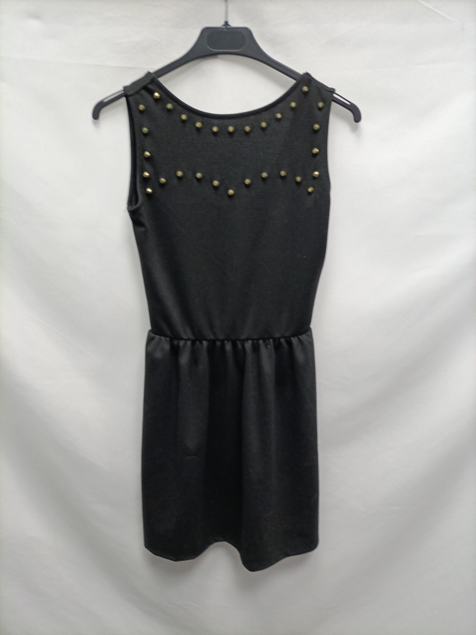 PULL&BEAR. Vestido negros tachuelas T.s