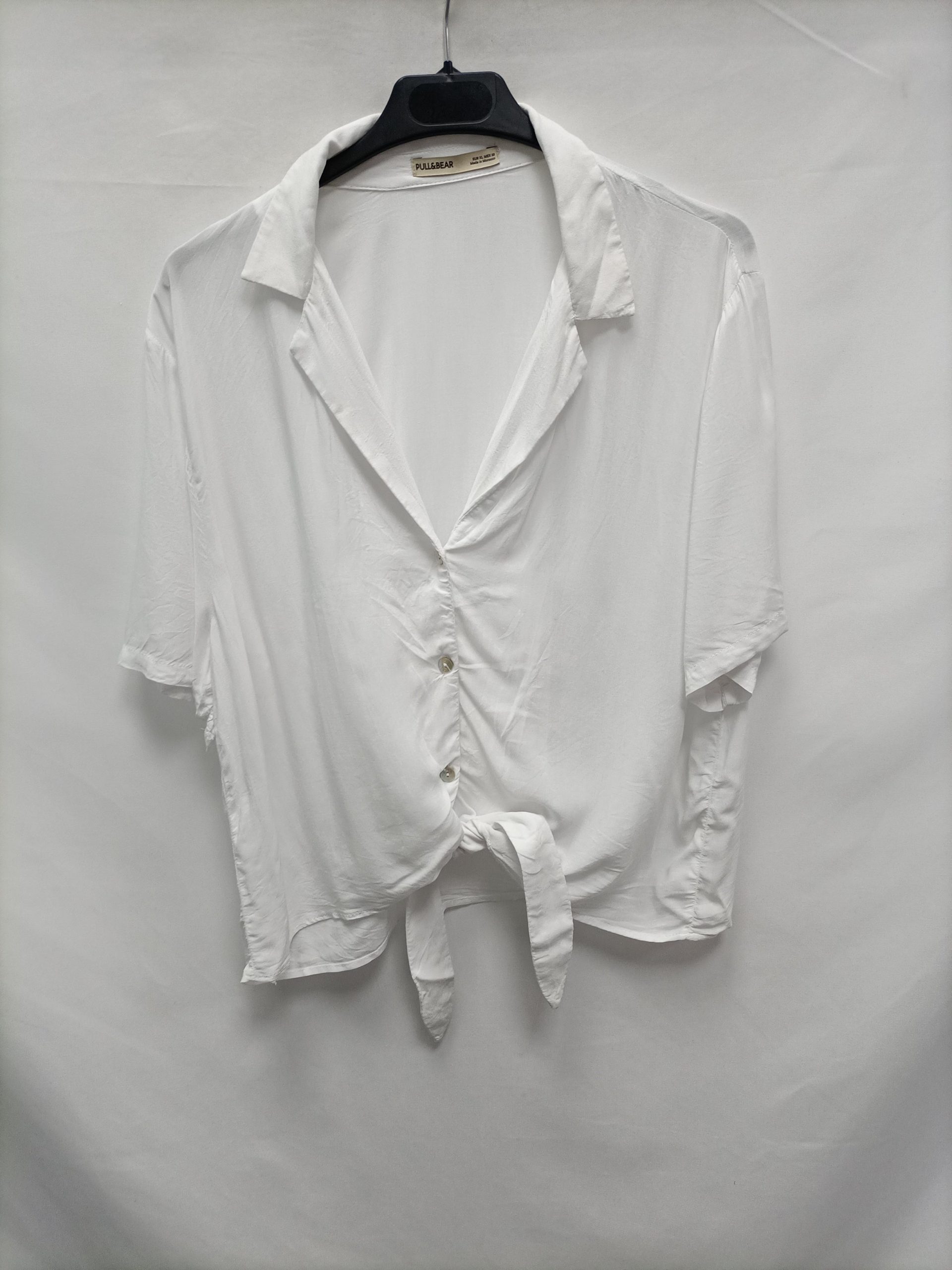 PULL&BEAR. Blusa blanca lazada T.xl