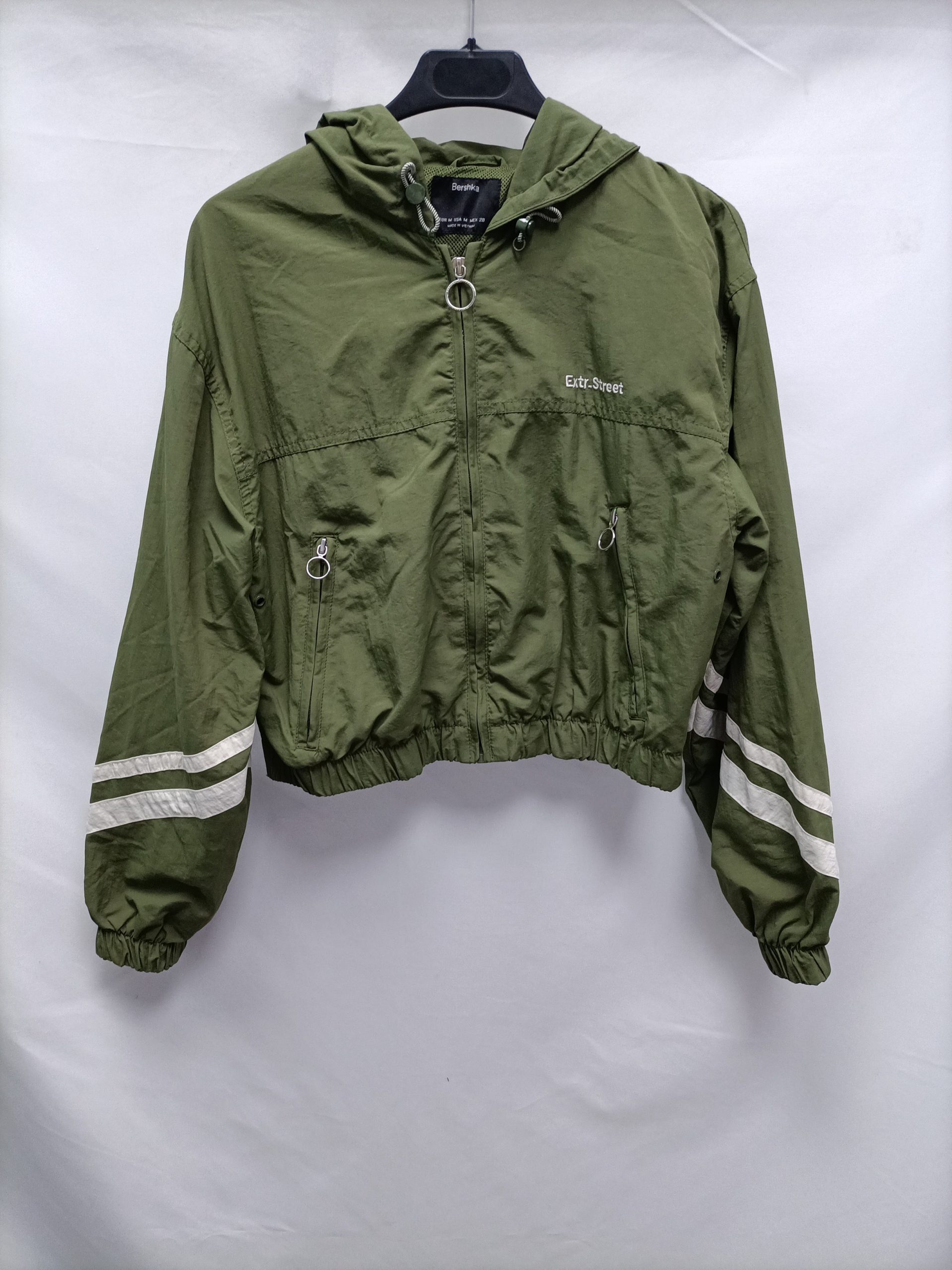 BERSHKA. Cazadoras verde rayas T.m