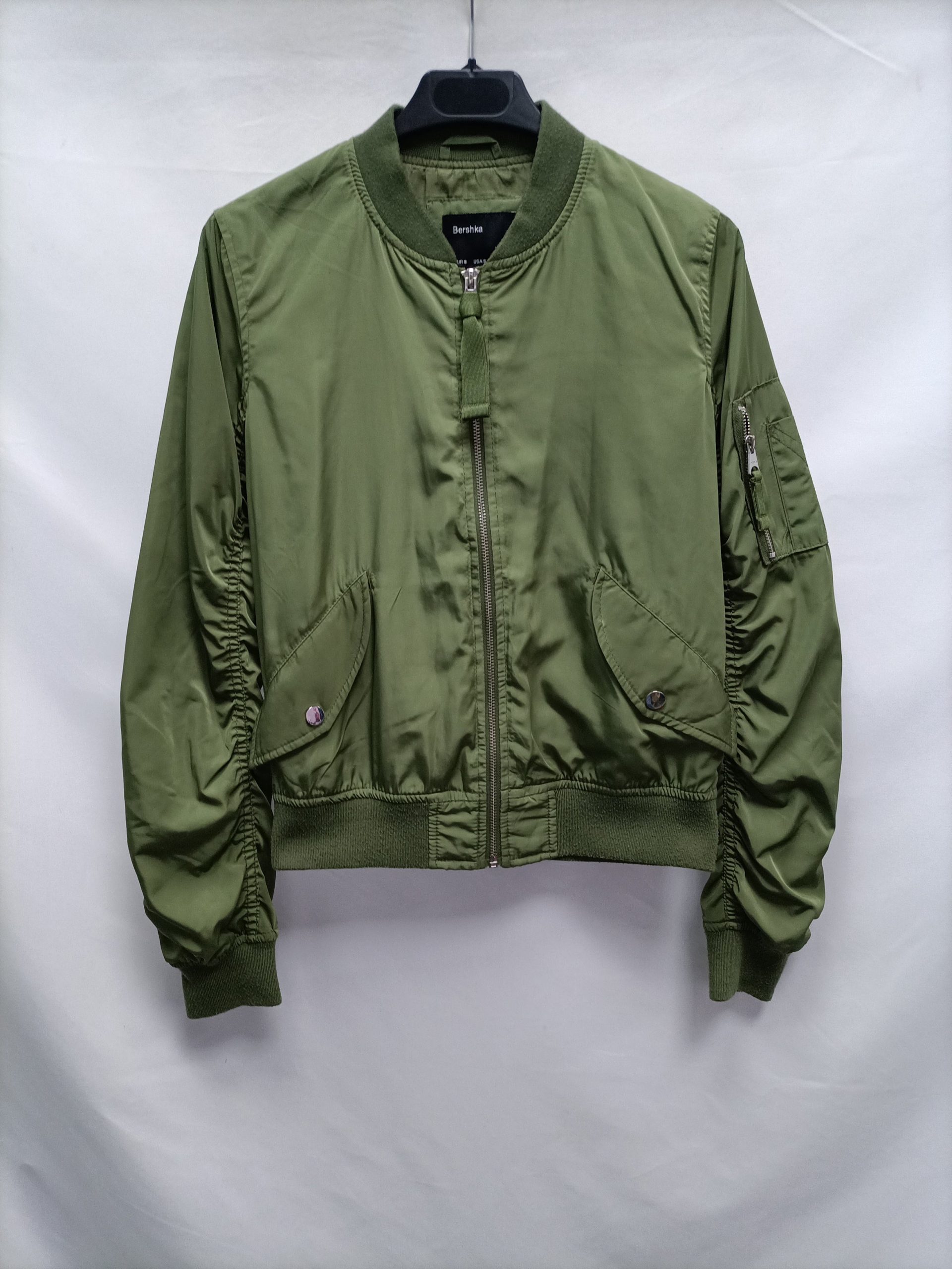 BERSHKA. Bomber verde cremallera T.s