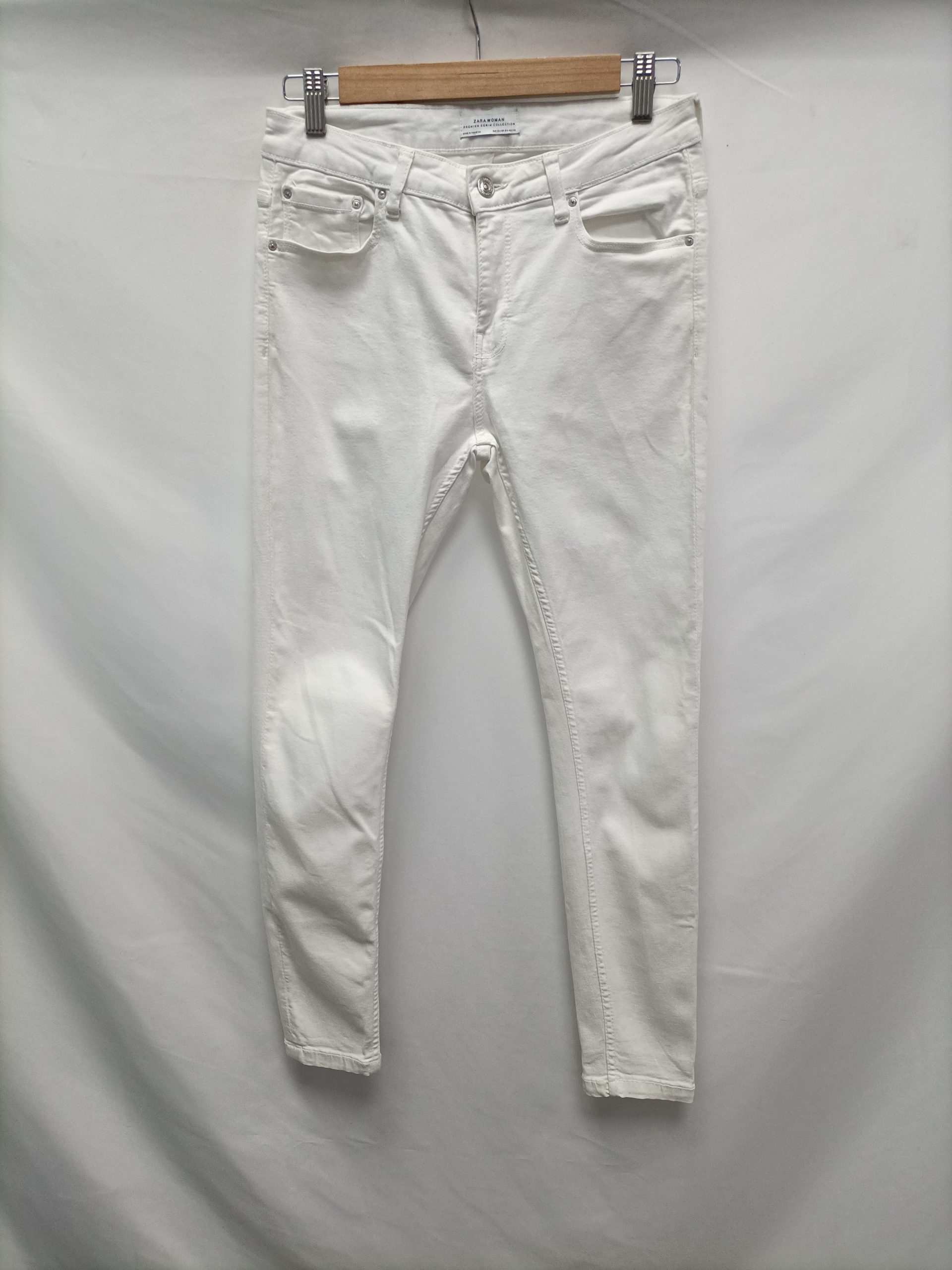 ZARA. Pantalón blanco básico T.36
