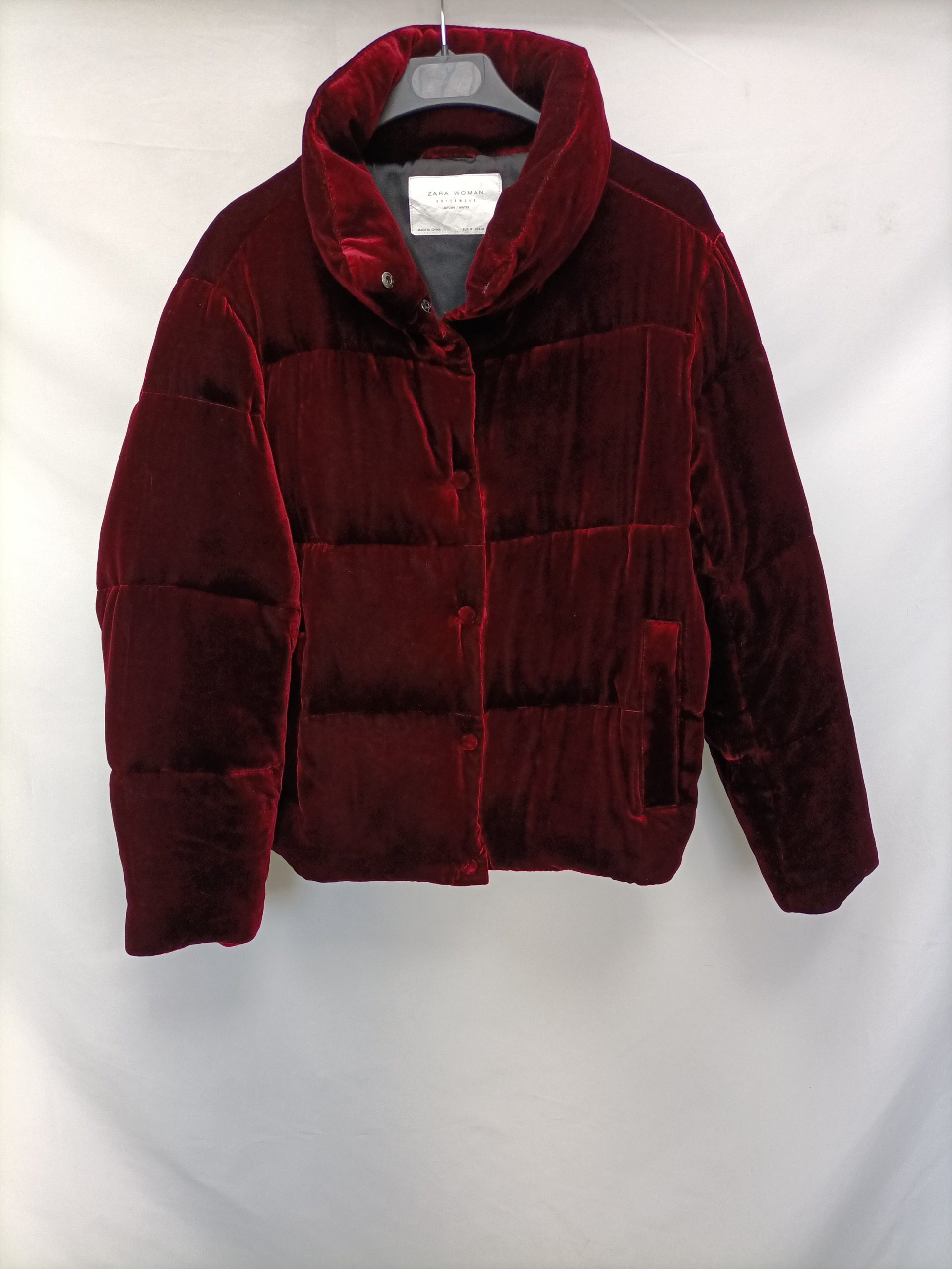 ZARA. Plumas burdeos terciopelo T.m