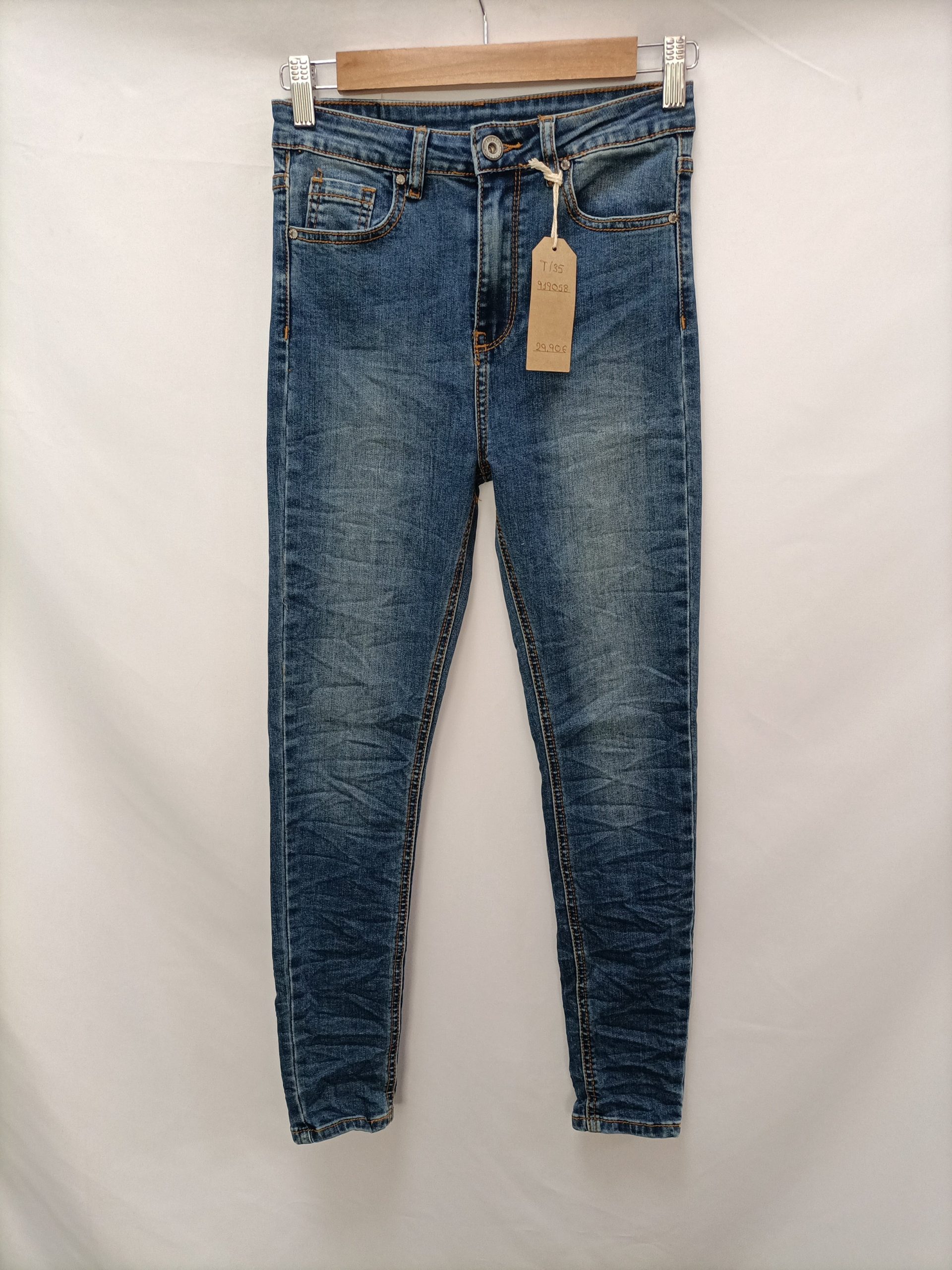 A PIE DE CALLE .Pantalones denin ajustado T.s