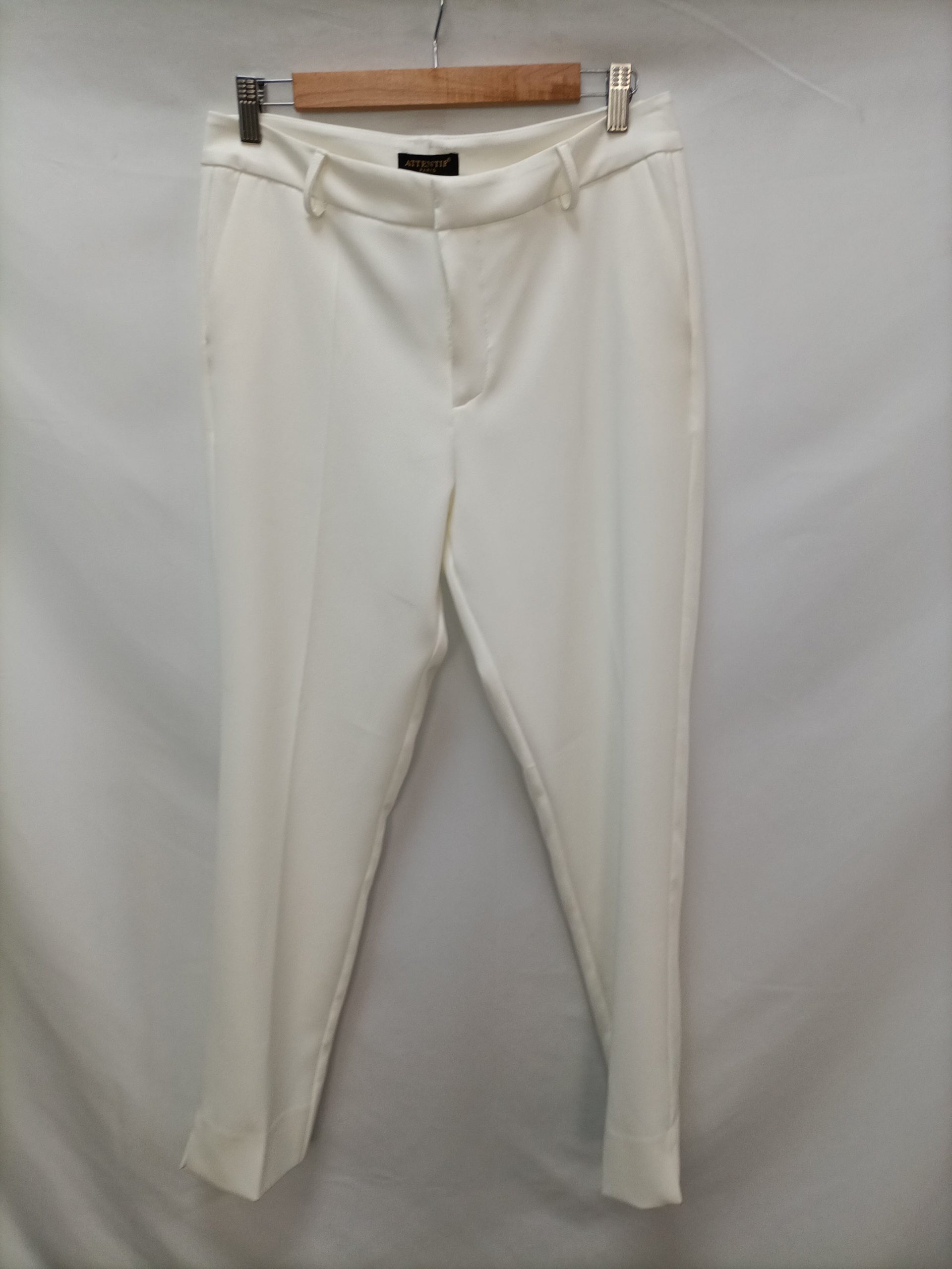 A PIE DE CALLE . Pantalón blanco de vestir T.40