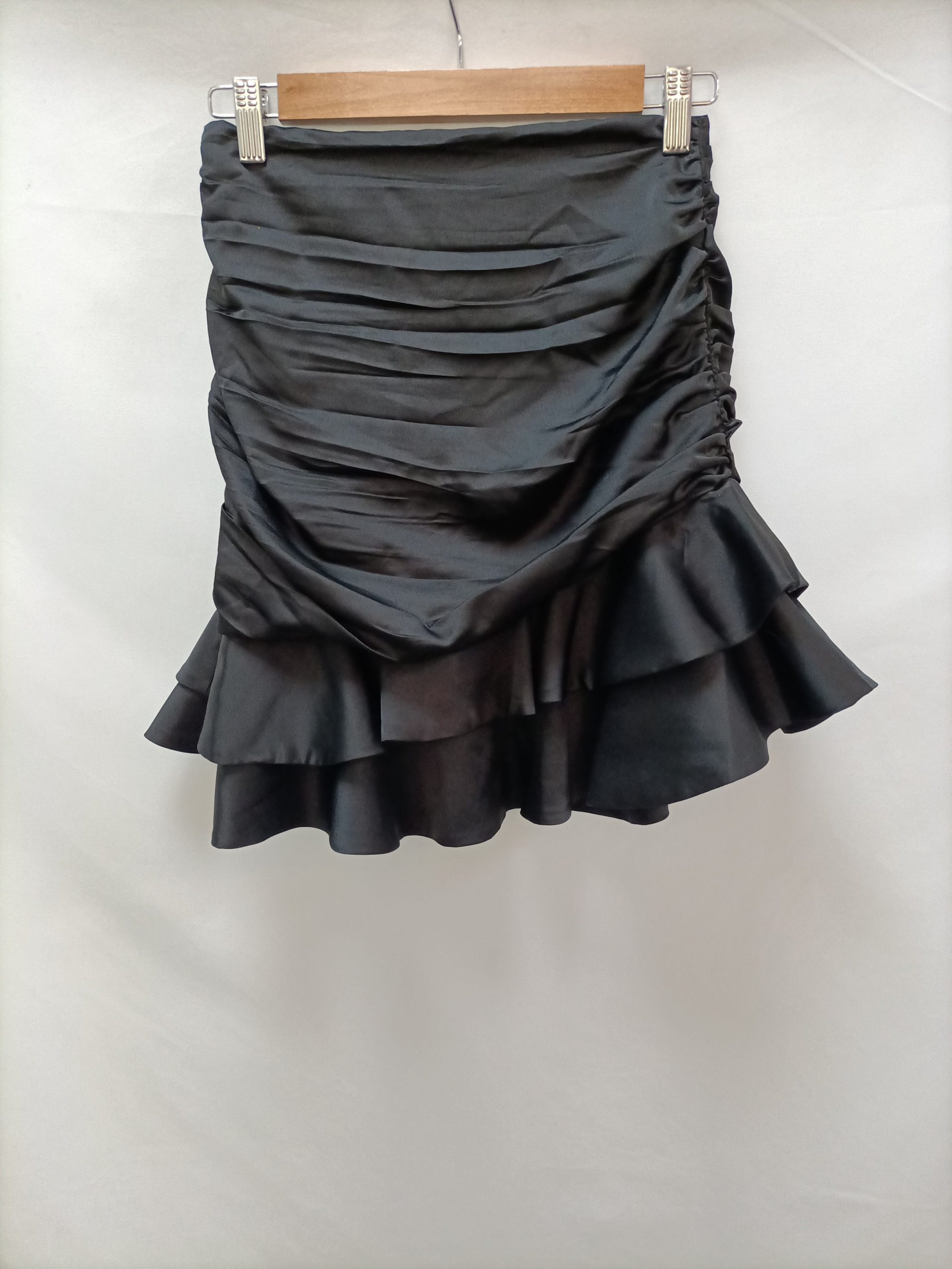 A PIE DE CALLE . Falda negra volante T.s/m