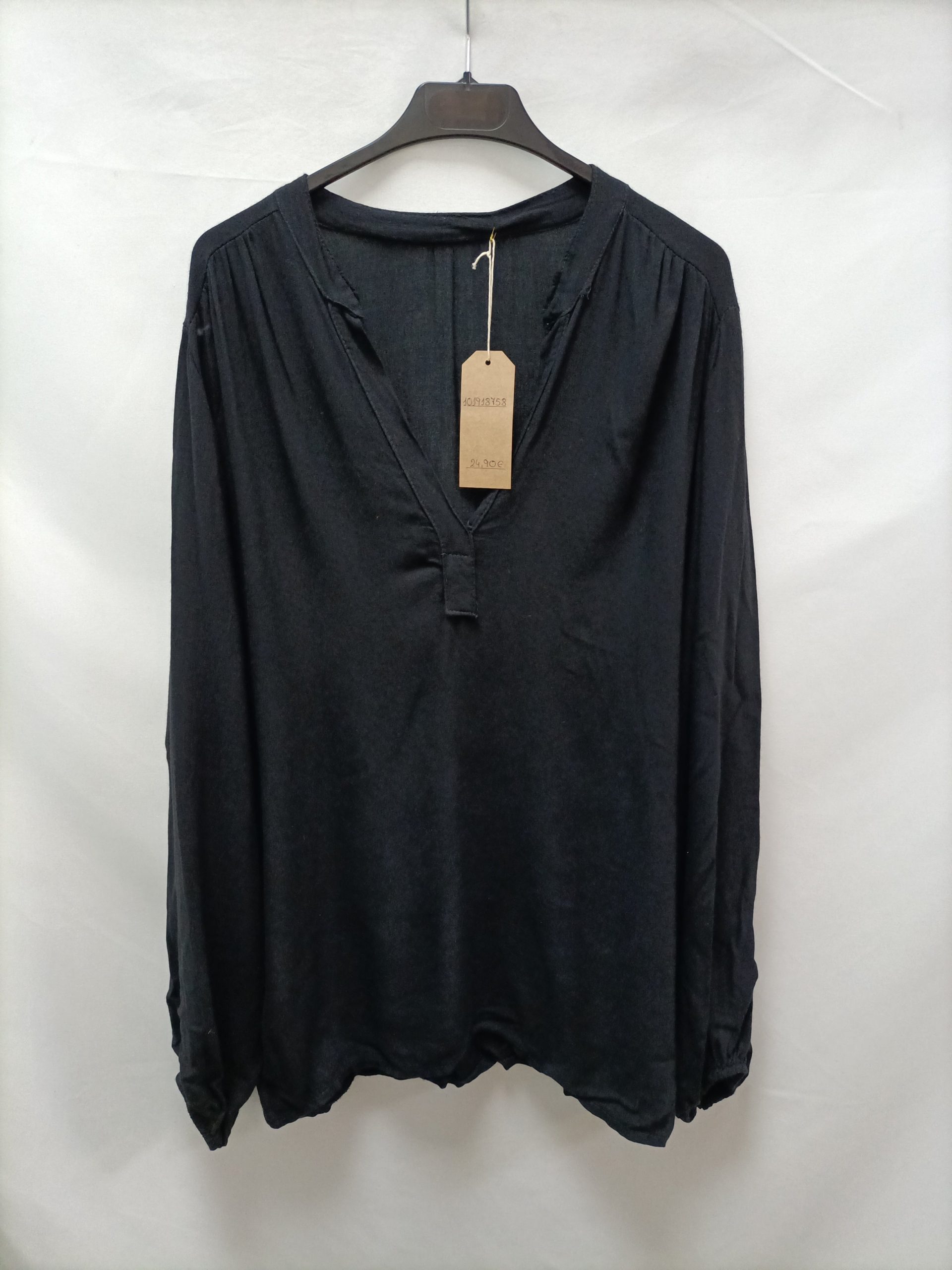 A PIE DE CALLE . Blusa negra fluida T.u (m/l)