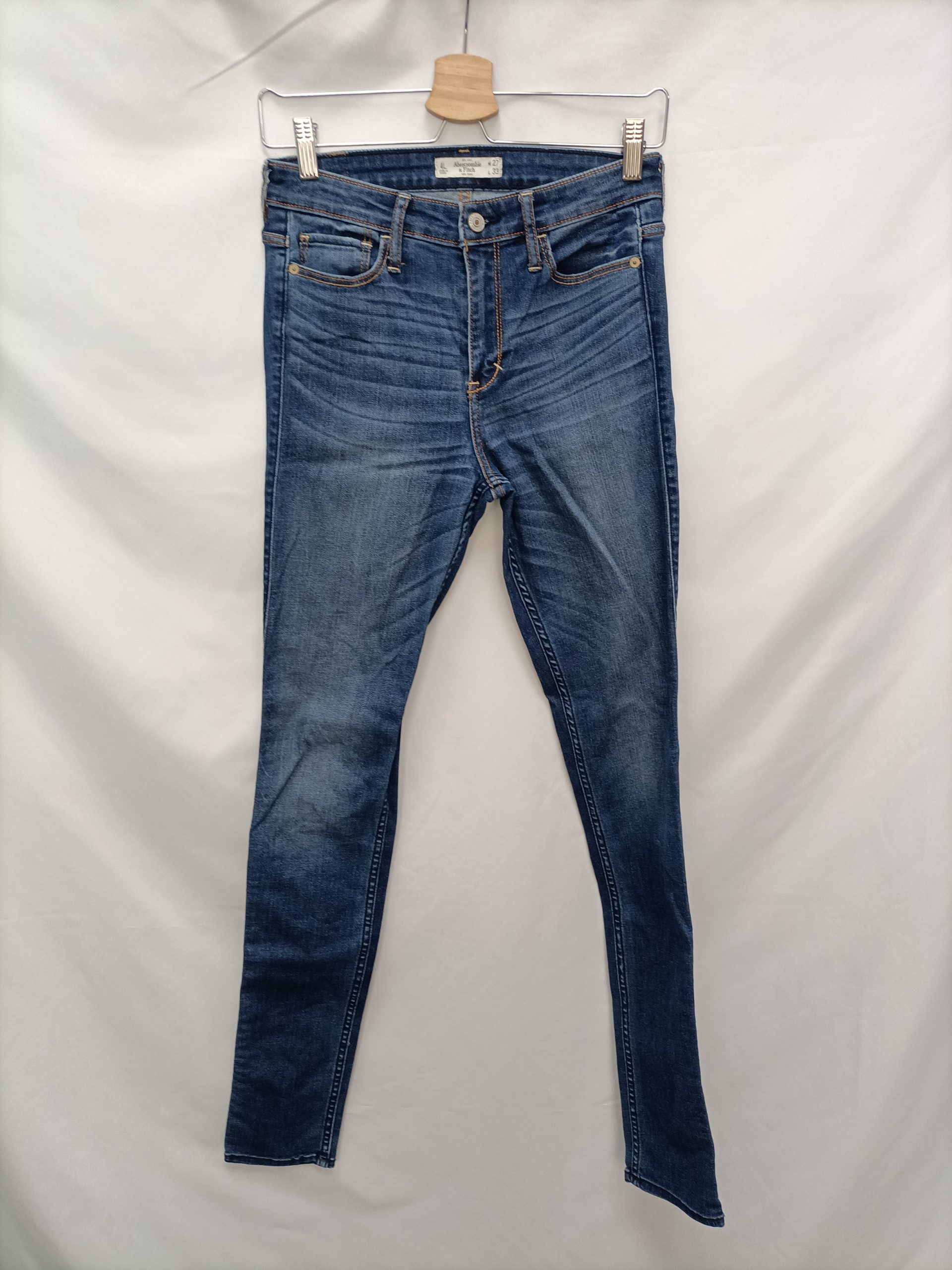 ABERCROMBE. Pantalón denim efecto desgatado T.38