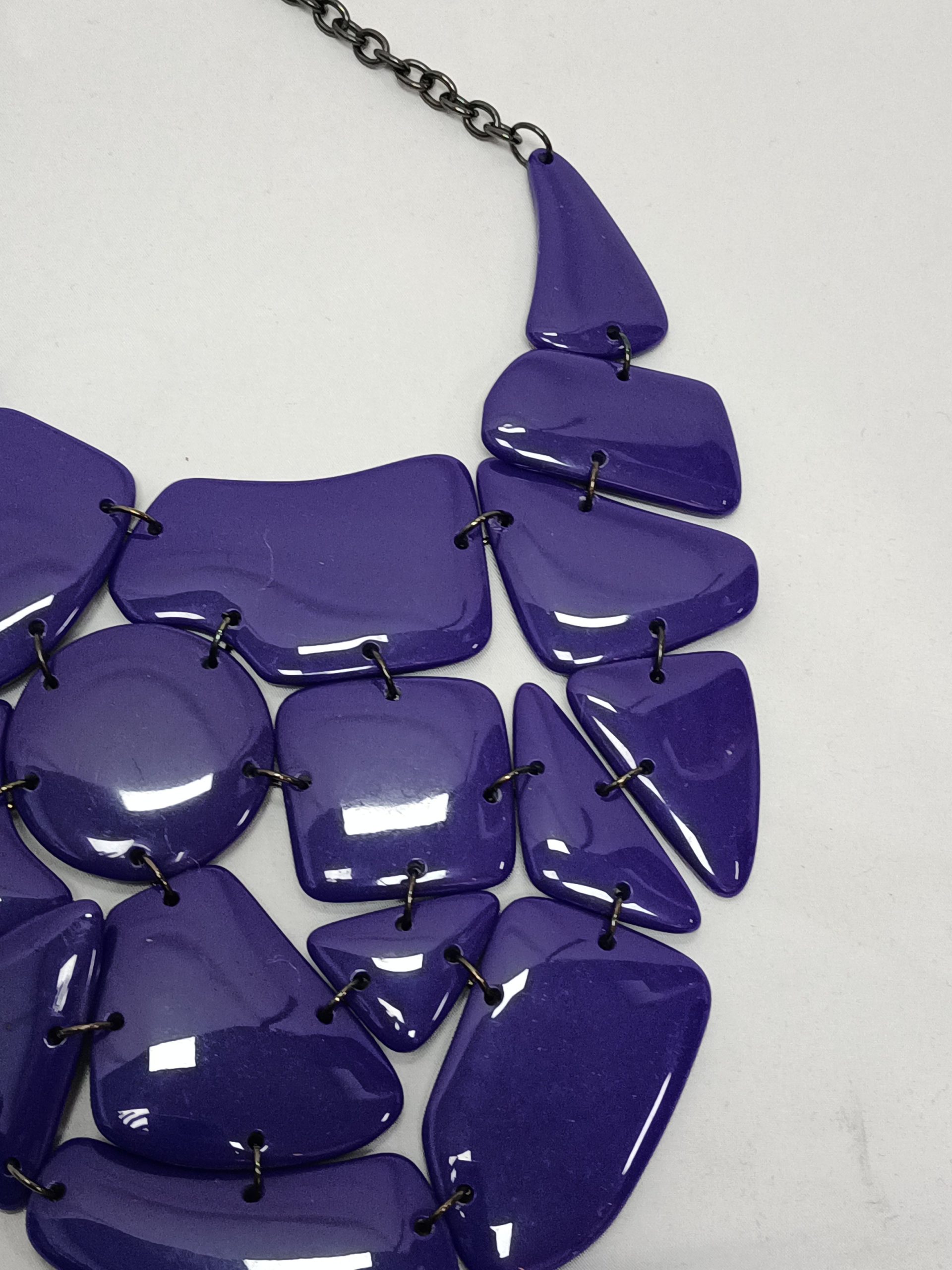 OTRAS. Collar abalorios morados