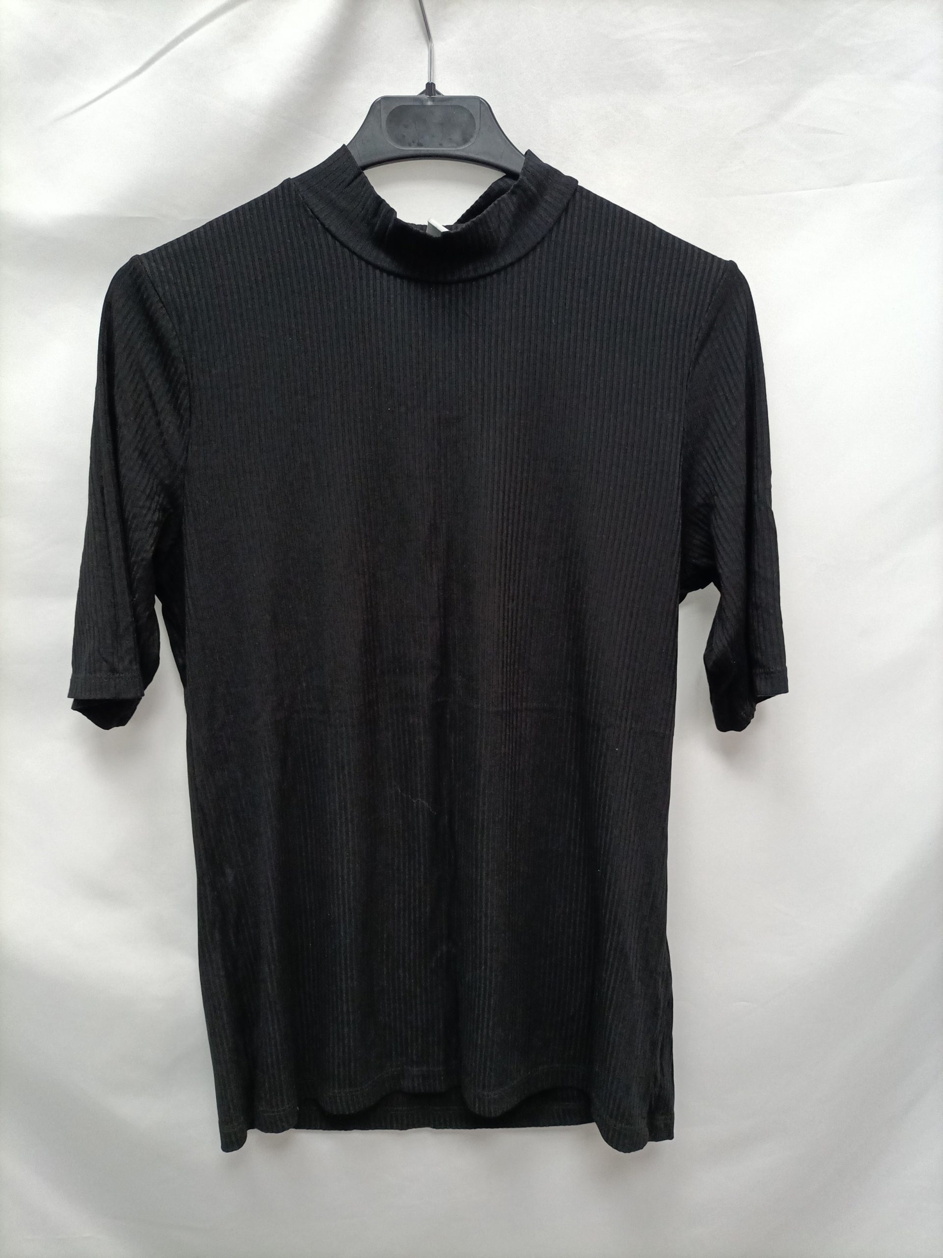 H&M. Camiseta negra canalé T.s