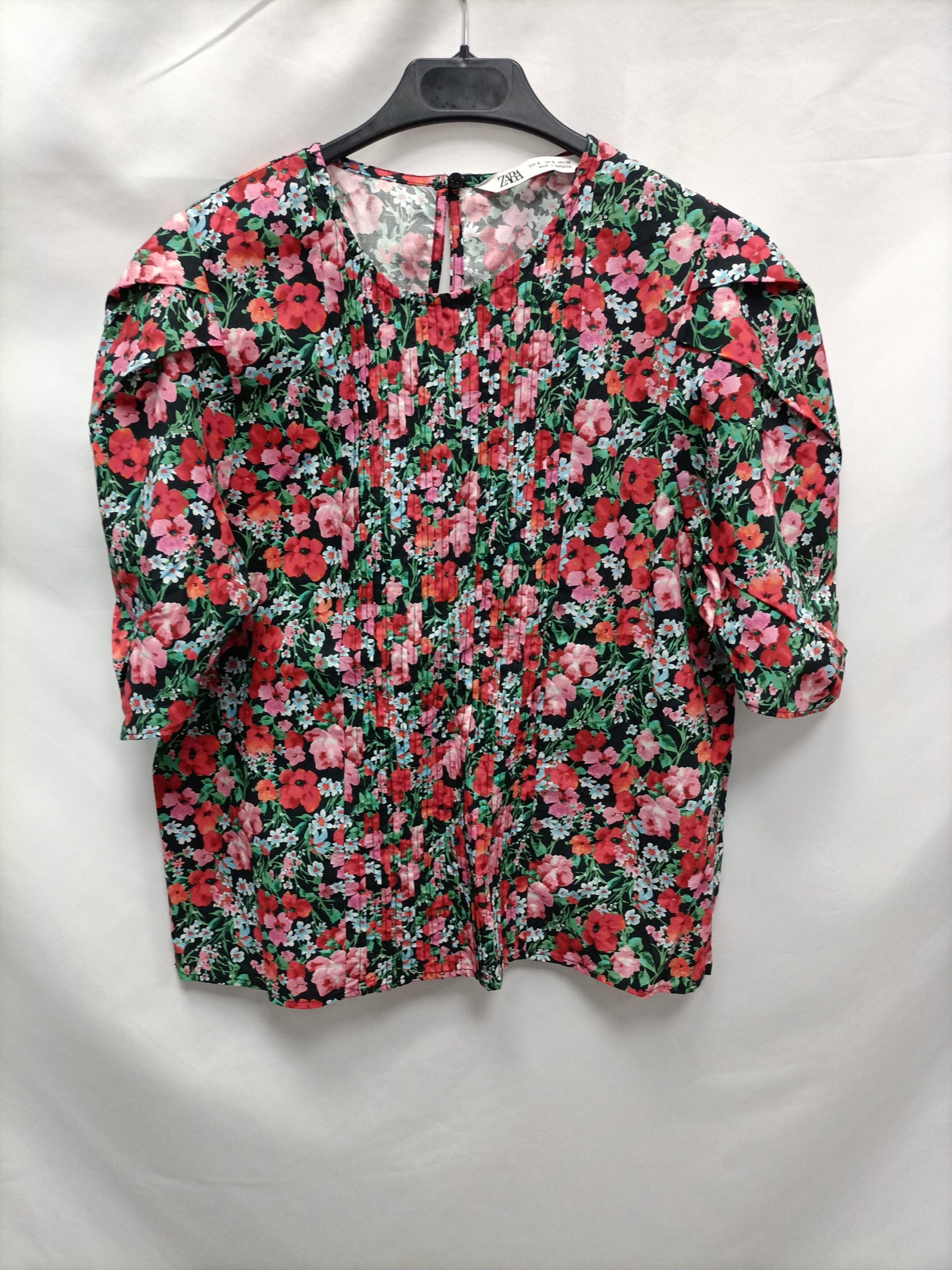 ZARA. Blusa negra flores T.s
