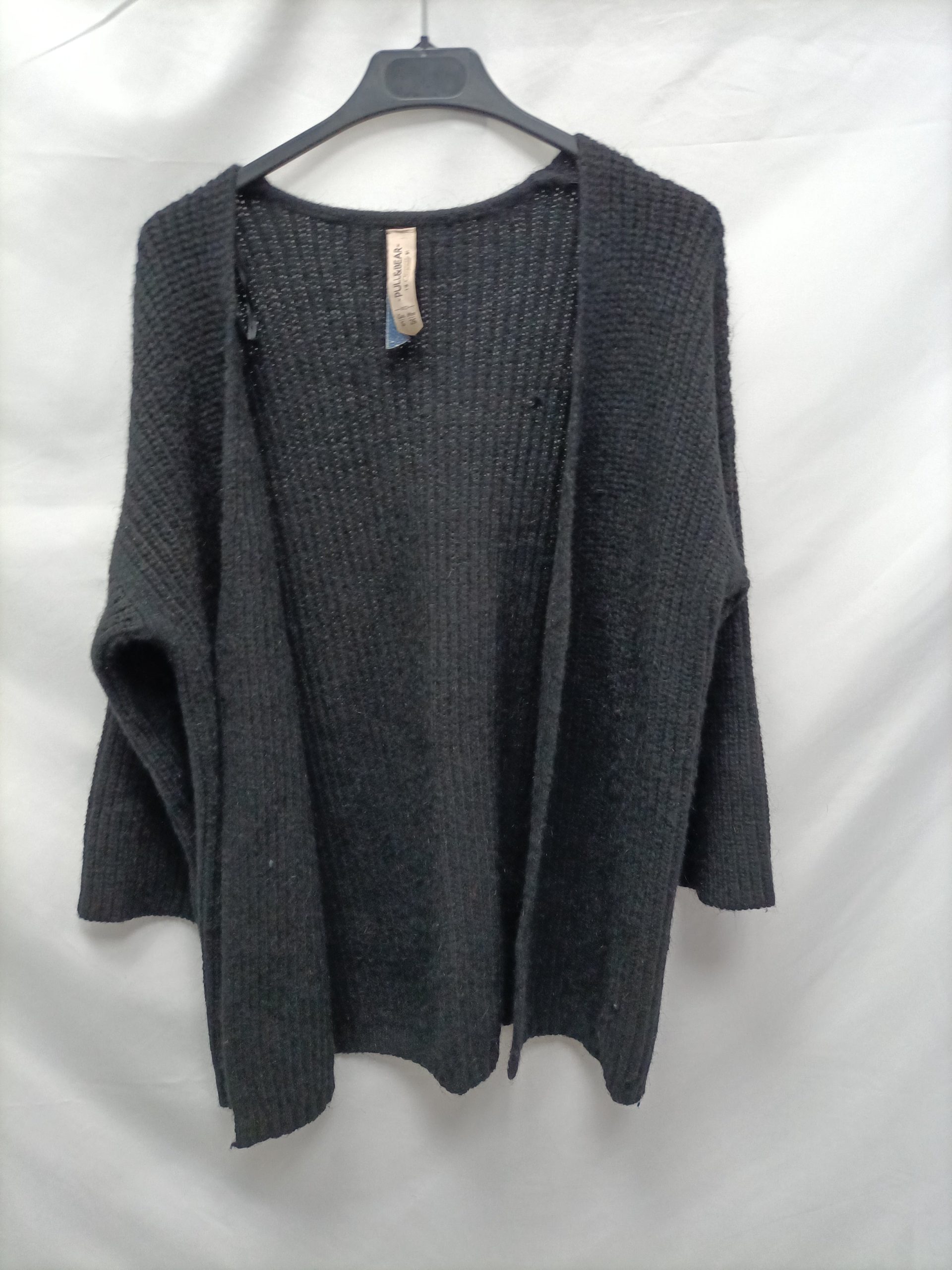 PULL&BEAR. Cárdigan negro punto T.s