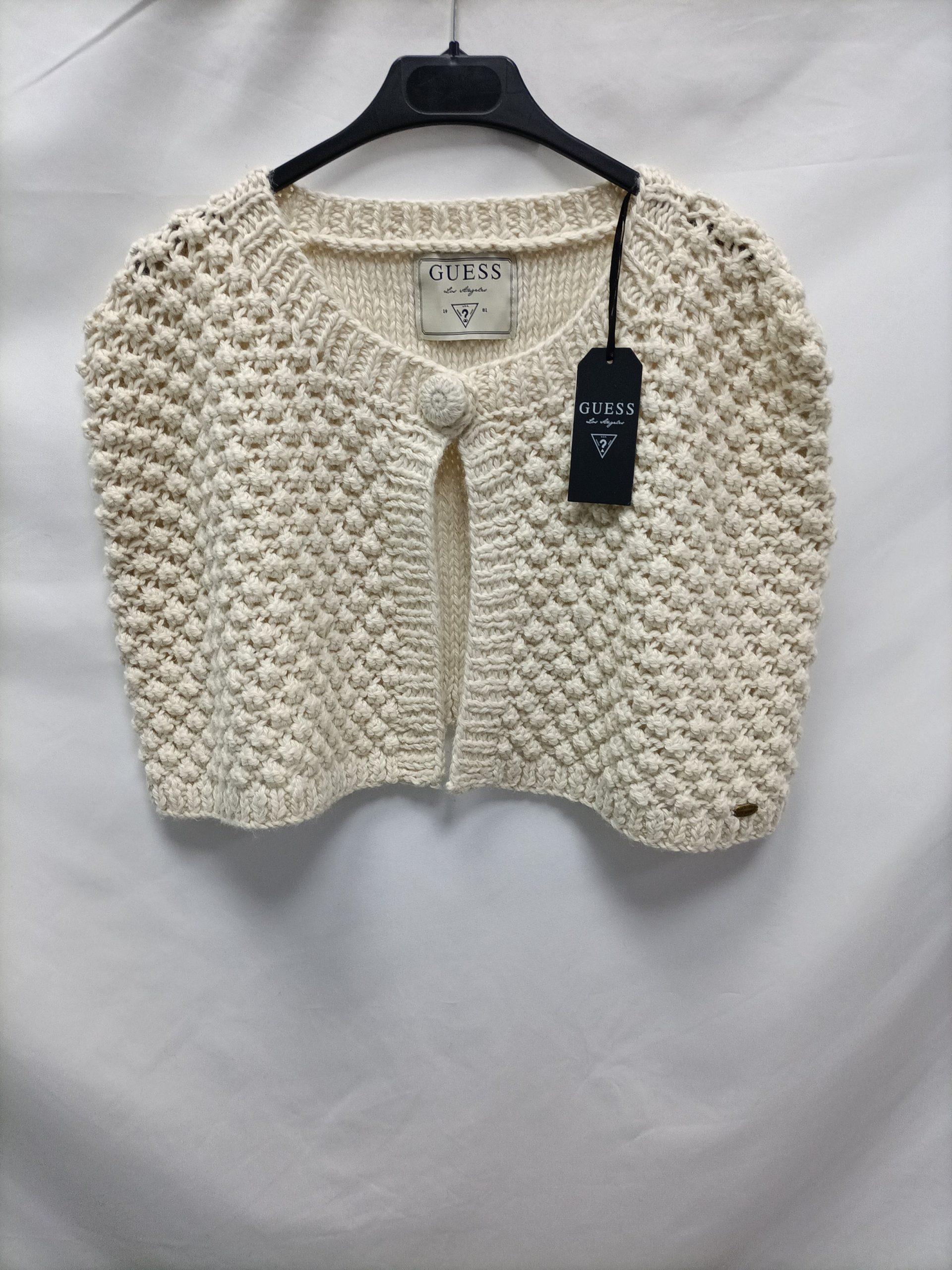 GUESS. Capa de punto beige T.u