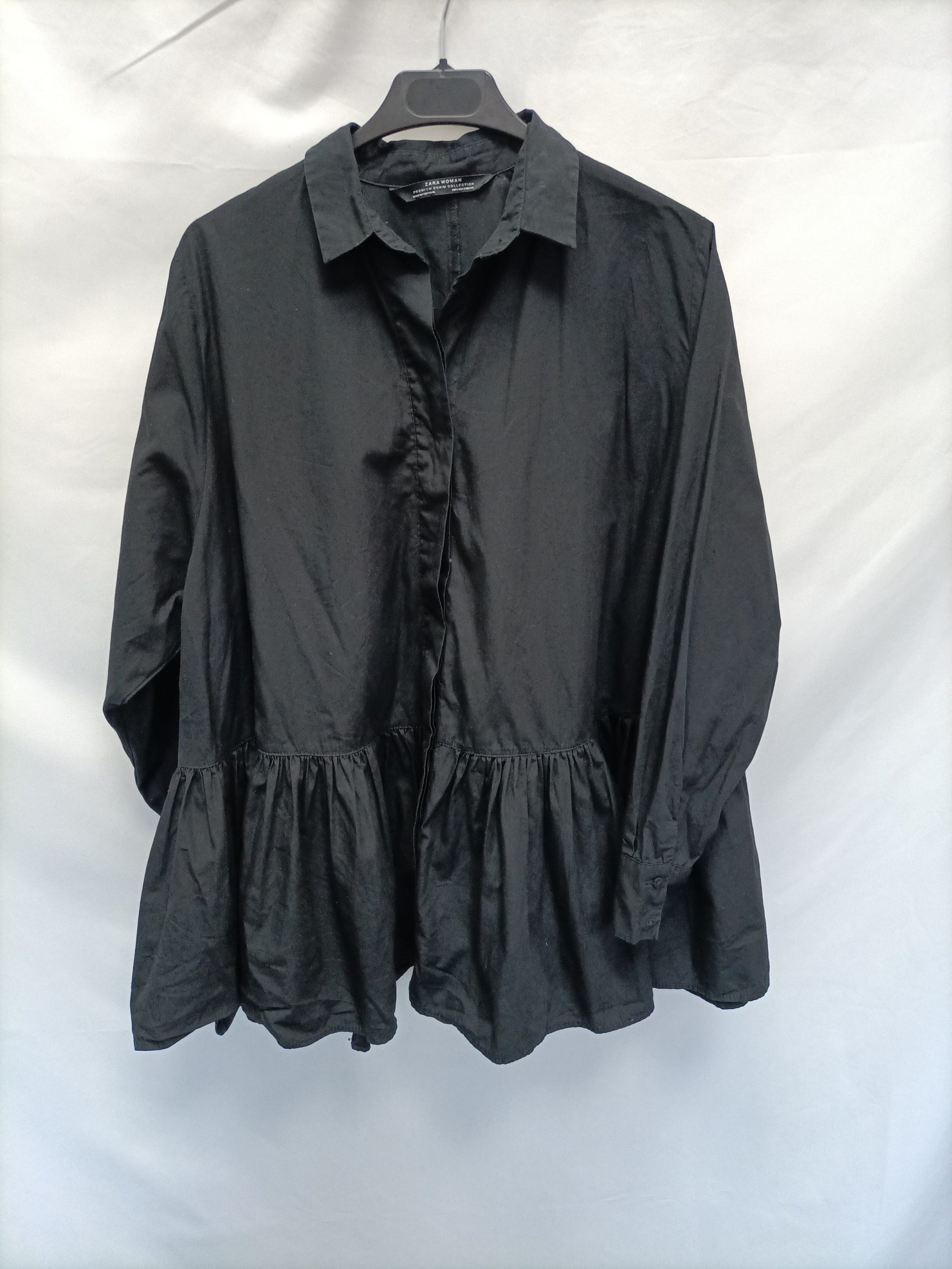 ZARA. Camisa negra volante T.s