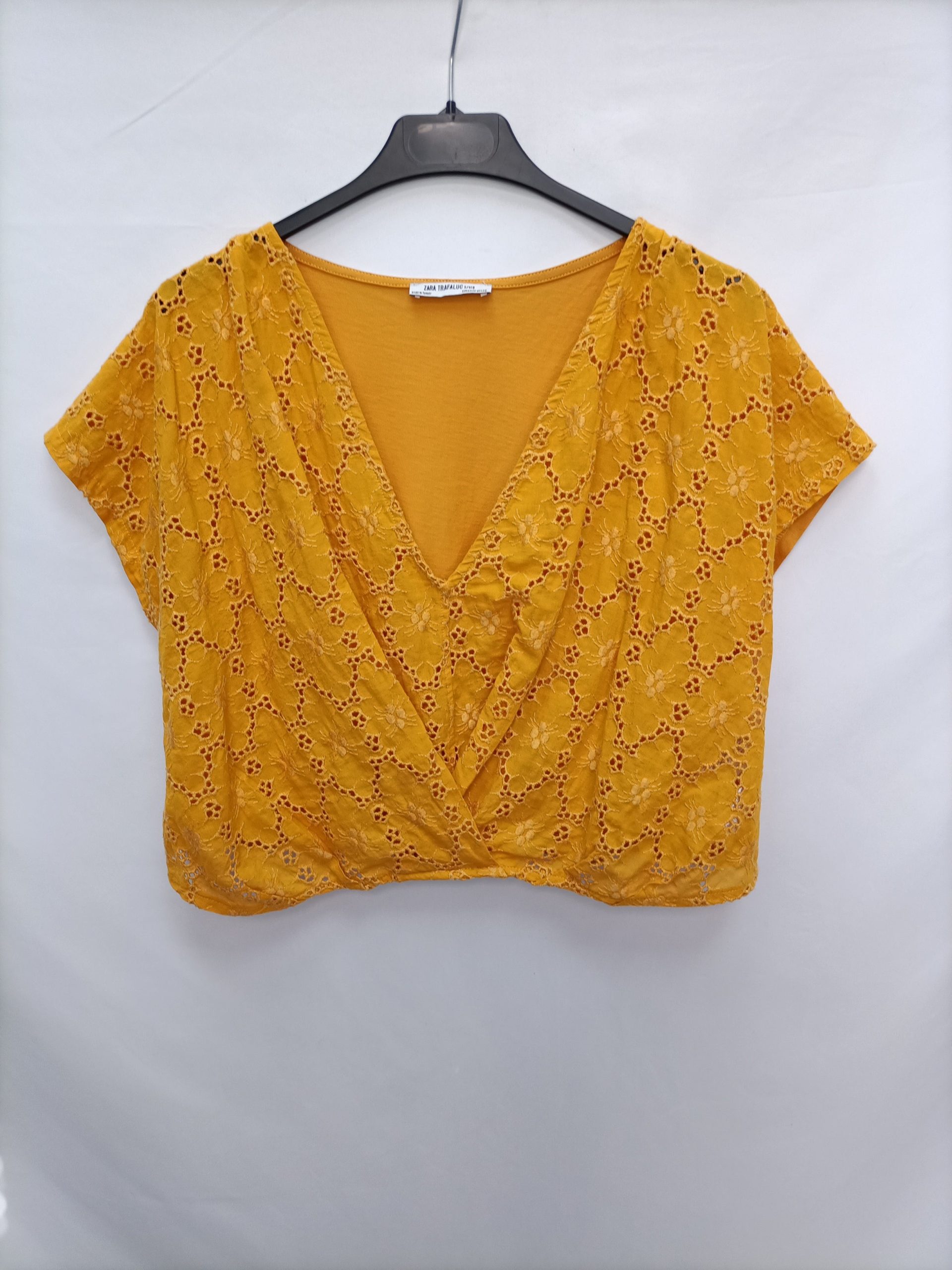 ZARA. Camiseta cortita troquelada T.m