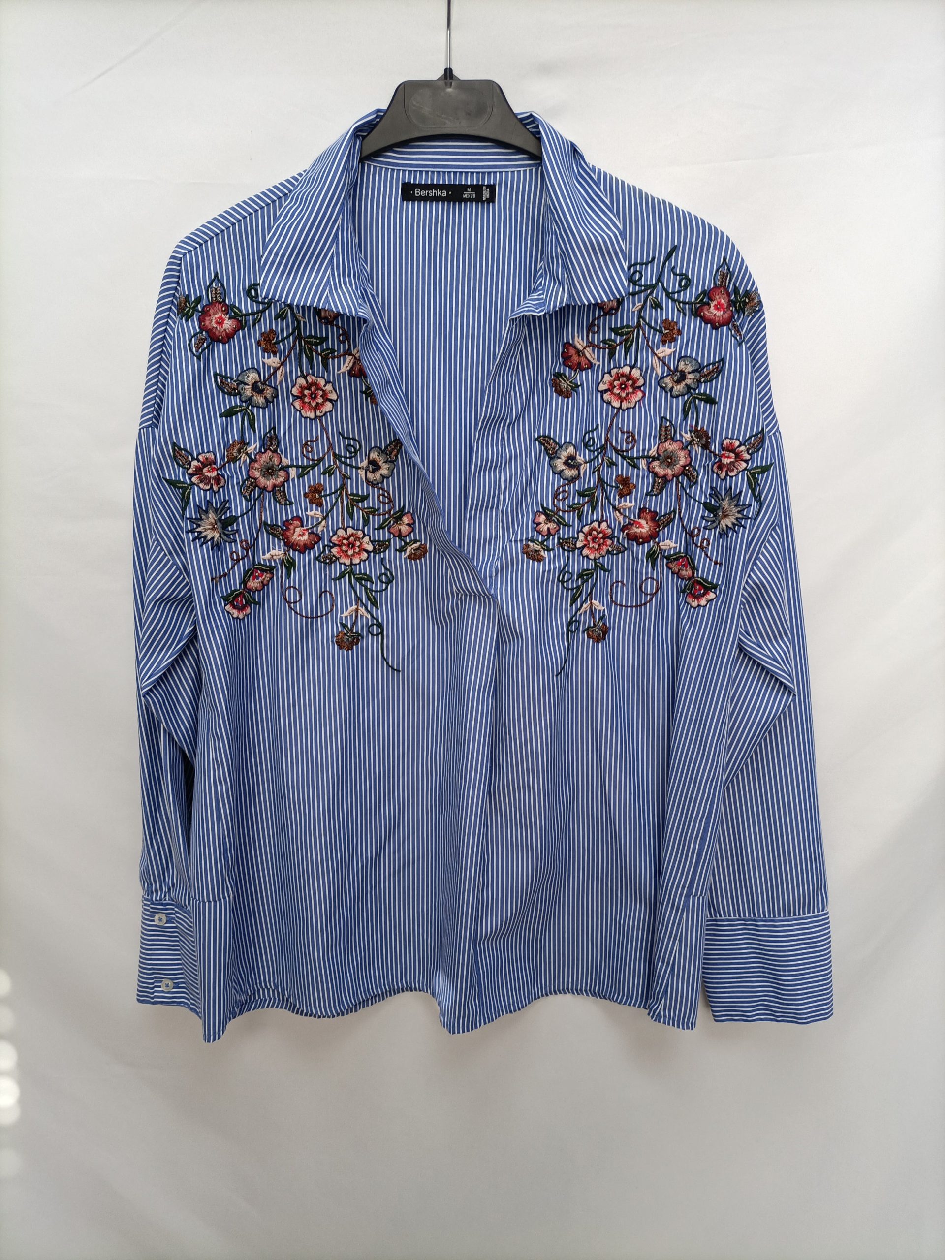 BERSHKA. Blusa rayas bordada T.m